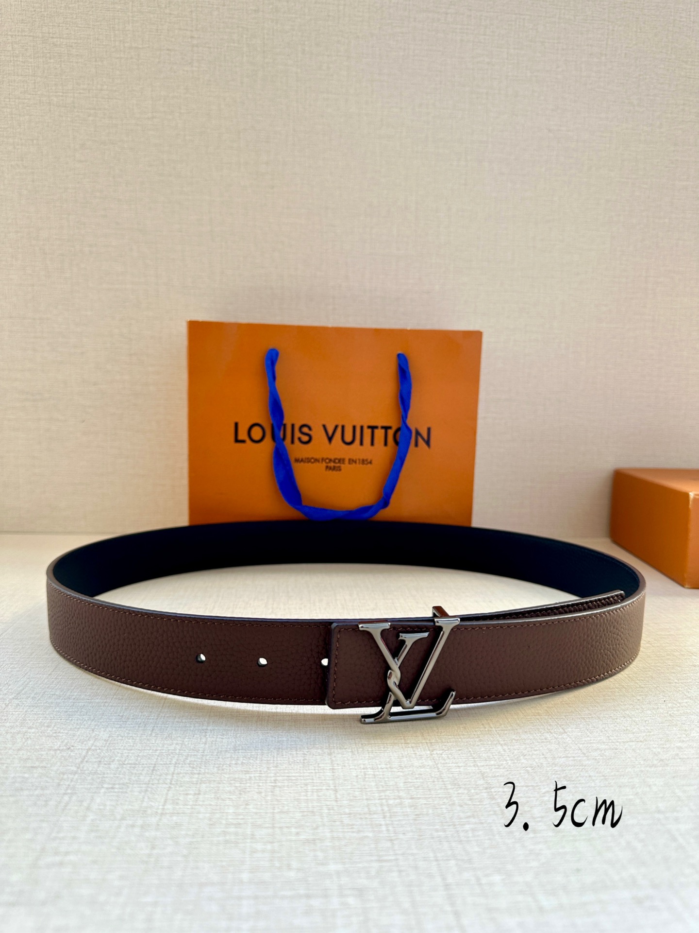 宽度3.5cmLVAttract双面腰带拥有微弧形边缘和摩登形状末端再为金属LV搭扣融入螺旋结构经典色彩