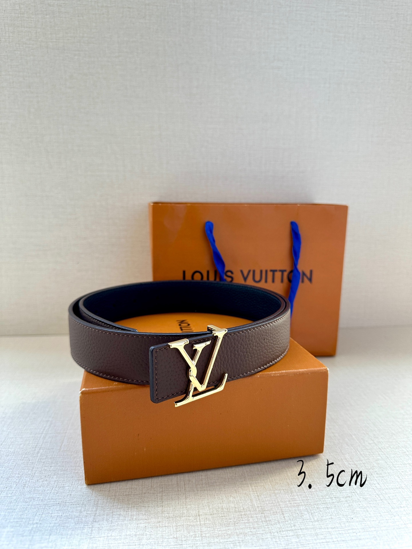 宽度3.5cmLVAttract双面腰带拥有微弧形边缘和摩登形状末端再为金属LV搭扣融入螺旋结构经典色彩