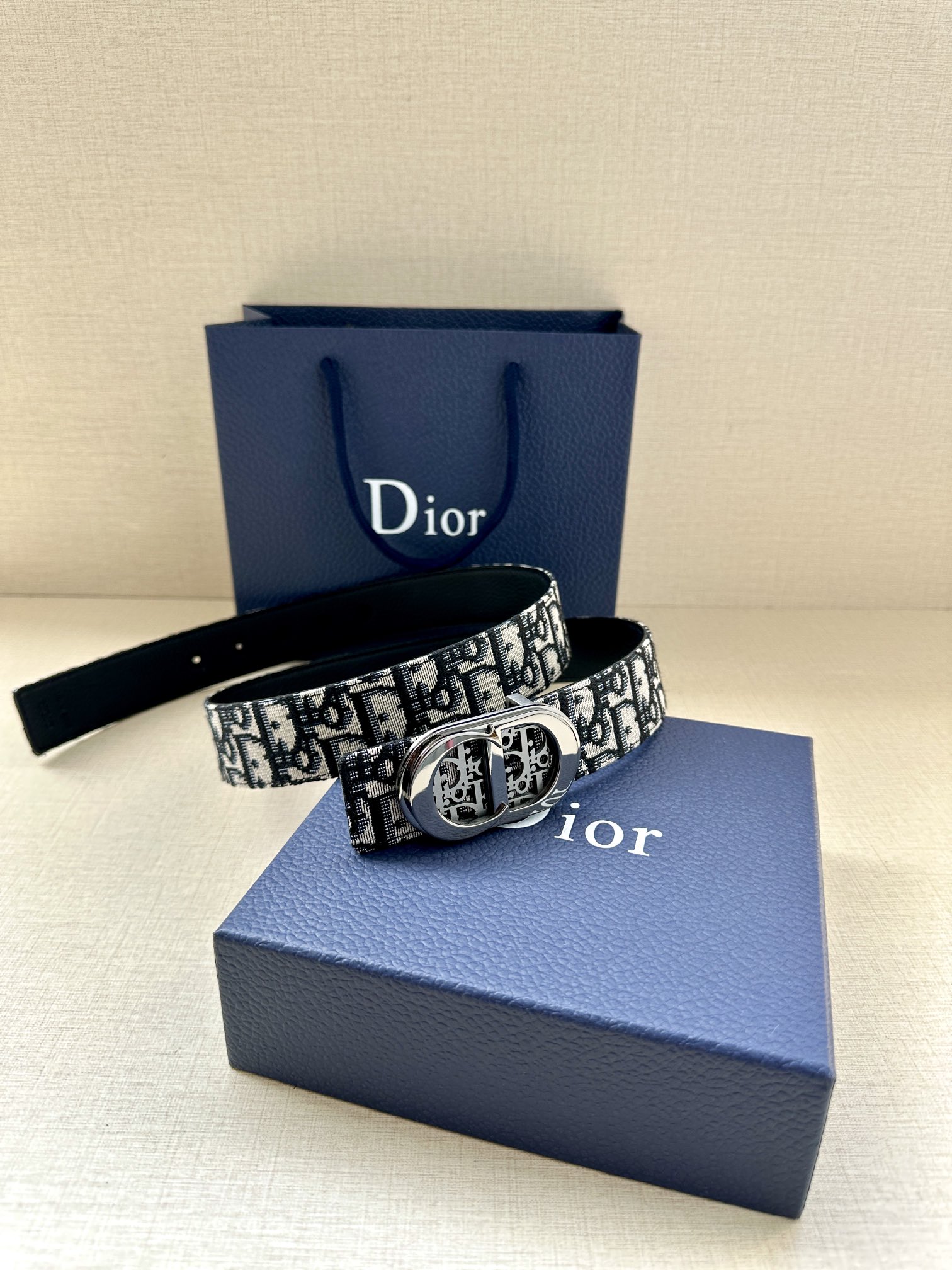 Dior这款金属覆层黄铜腰带扣是春秋系列新品展示CDIcon标志和ObliqueCosmo图案致敬Dio