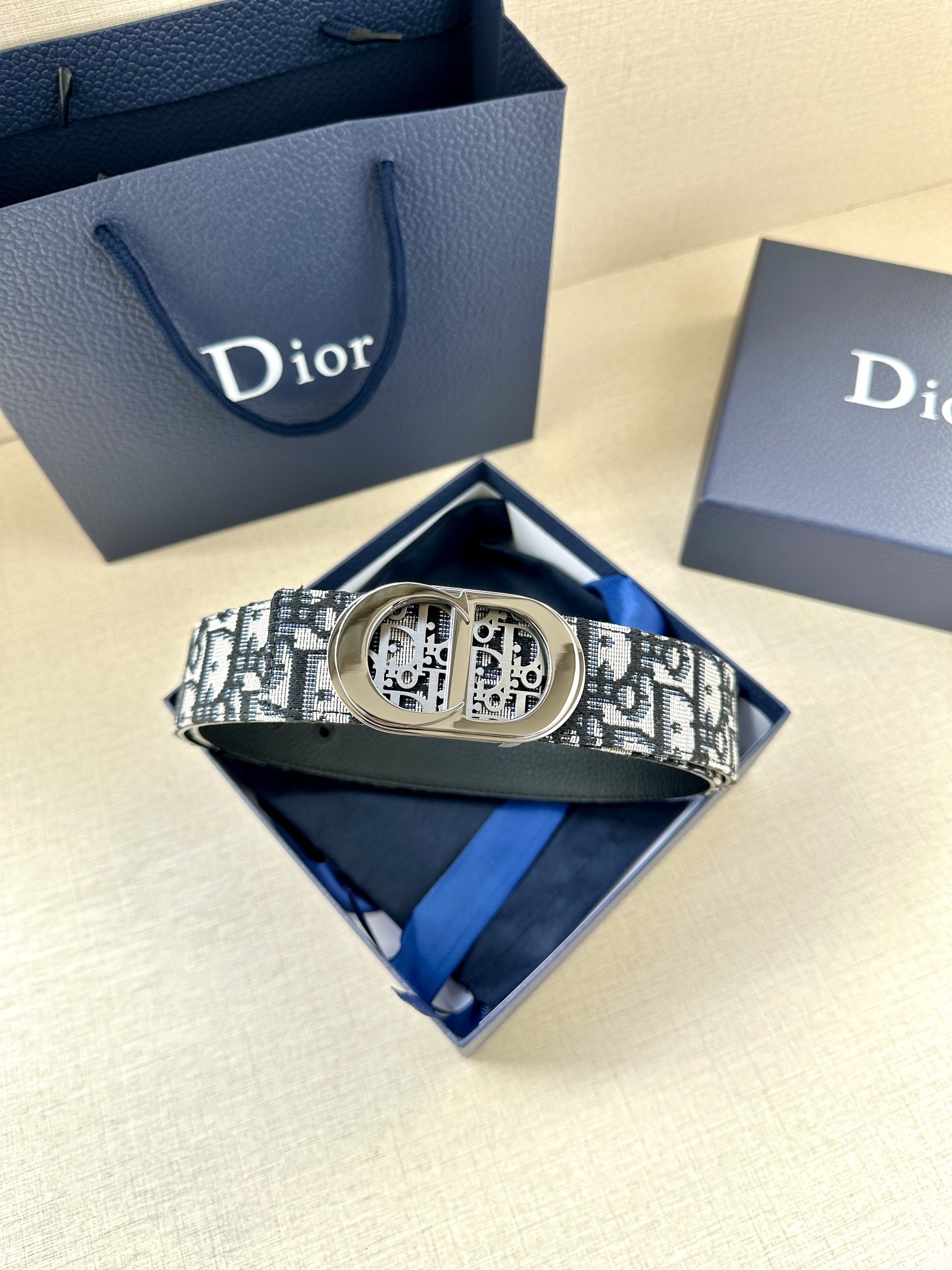 Dior这款金属覆层黄铜腰带扣是春秋系列新品展示CDIcon标志和ObliqueCosmo图案致敬Dio