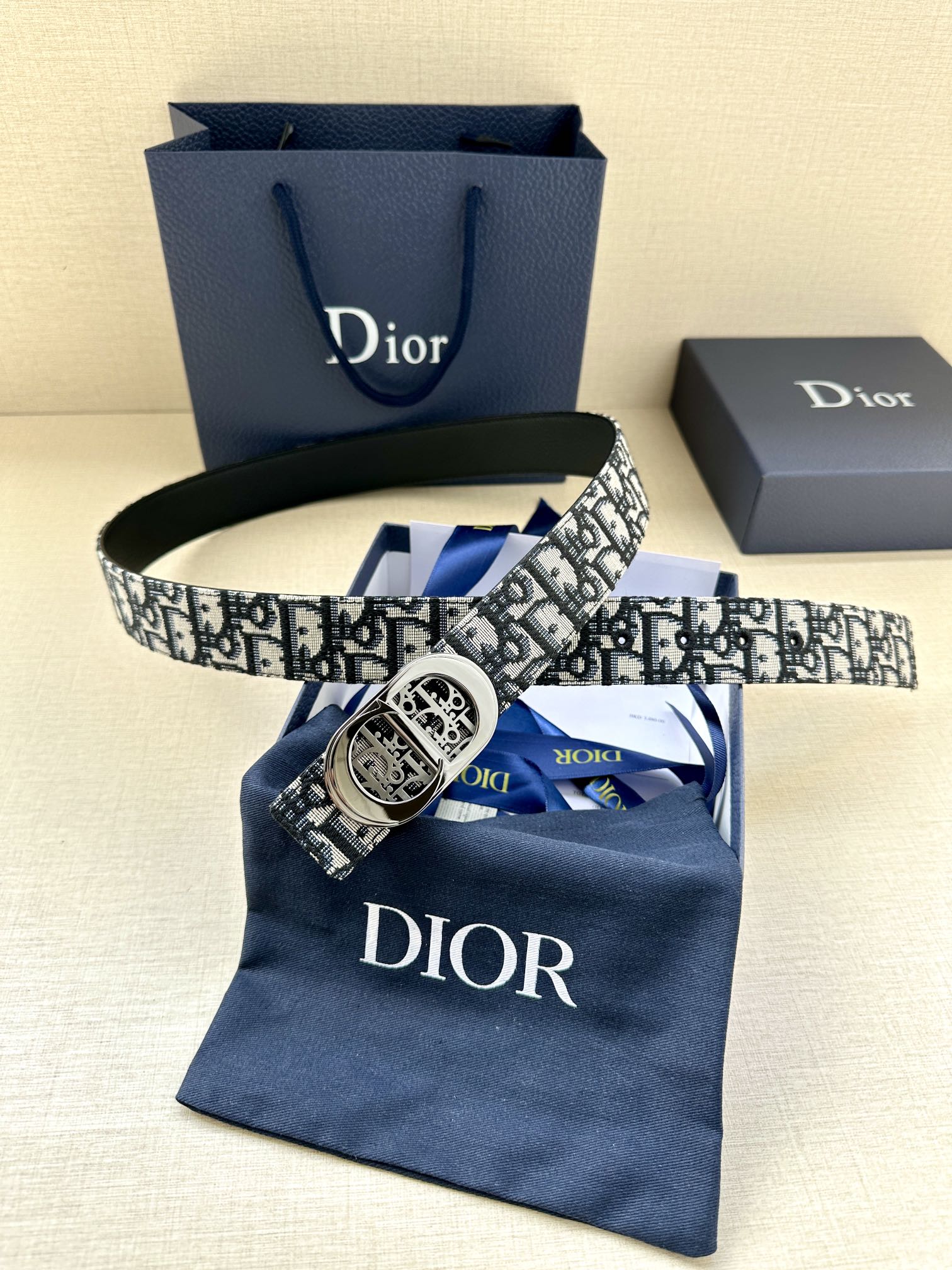 Dior这款金属覆层黄铜腰带扣是春秋系列新品展示CDIcon标志和ObliqueCosmo图案致敬Dio