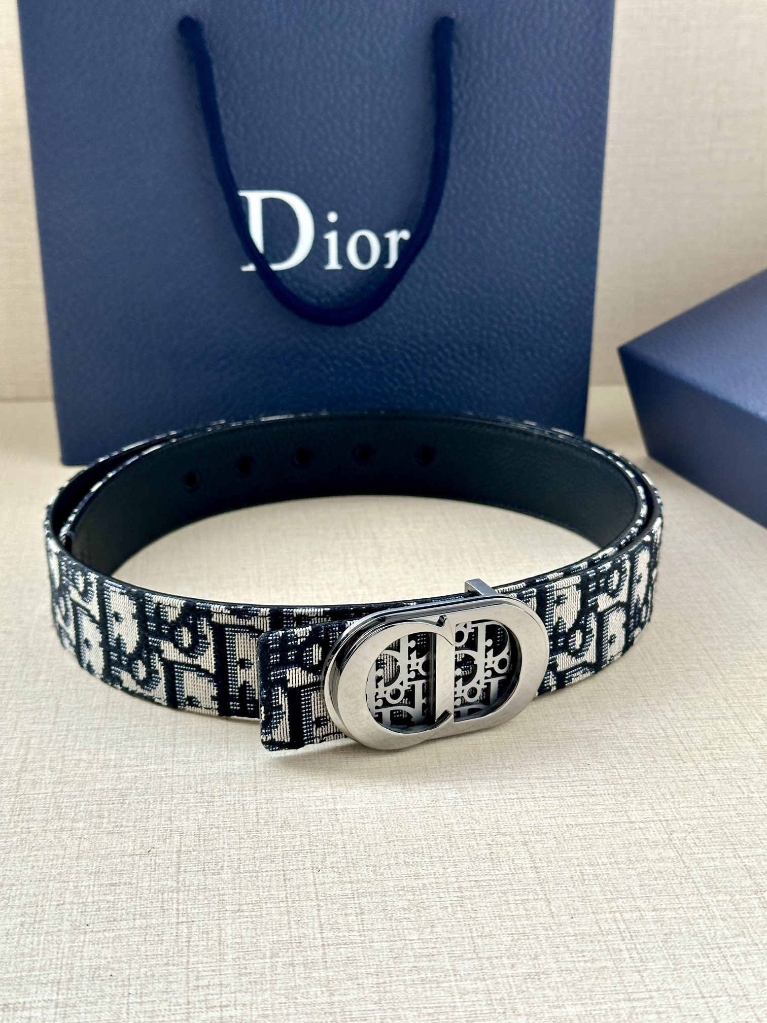 Dior这款金属覆层黄铜腰带扣是春秋系列新品展示CDIcon标志和ObliqueCosmo图案致敬Dio