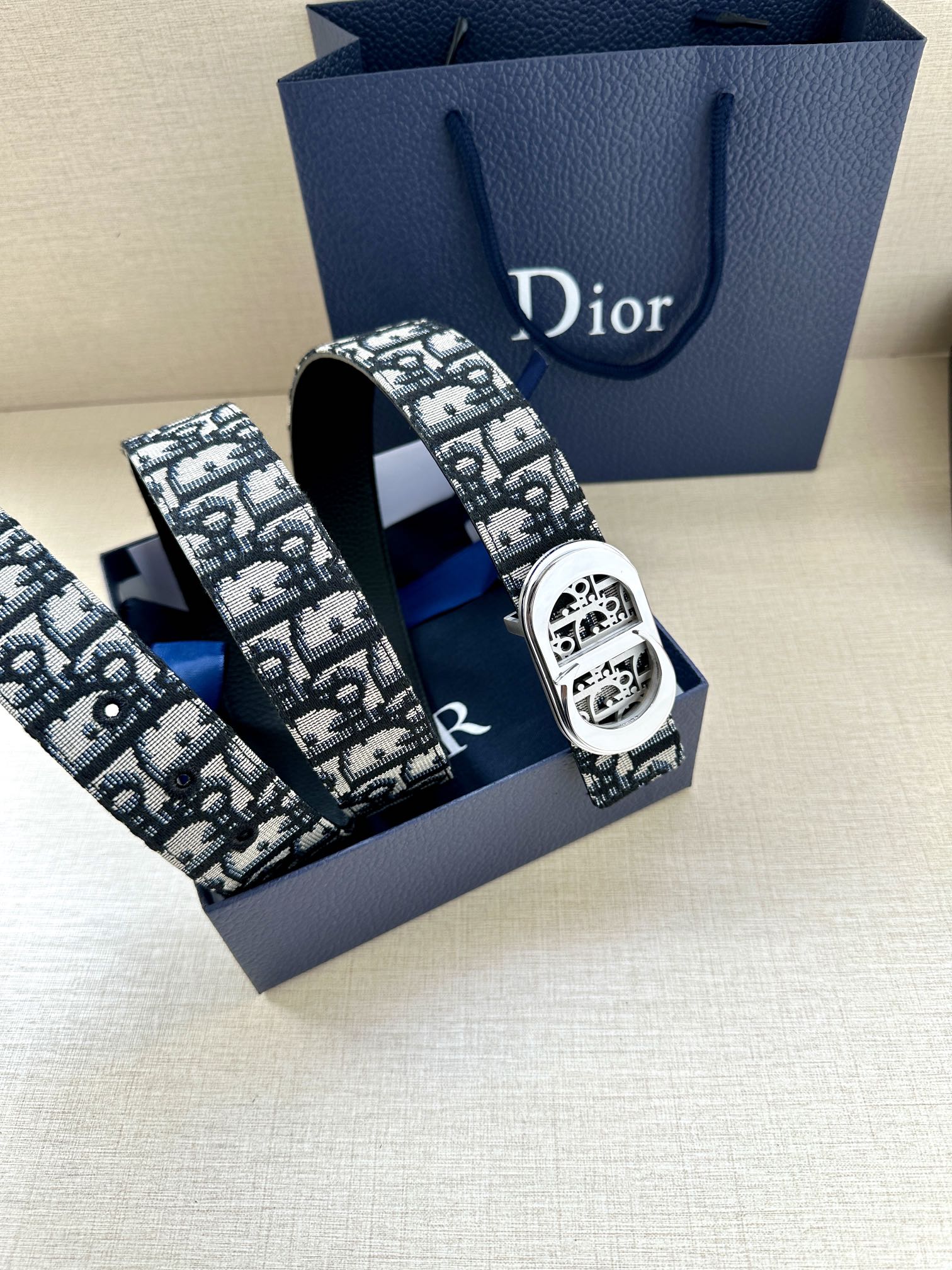 Dior这款金属覆层黄铜腰带扣是春秋系列新品展示CDIcon标志和ObliqueCosmo图案致敬Dio