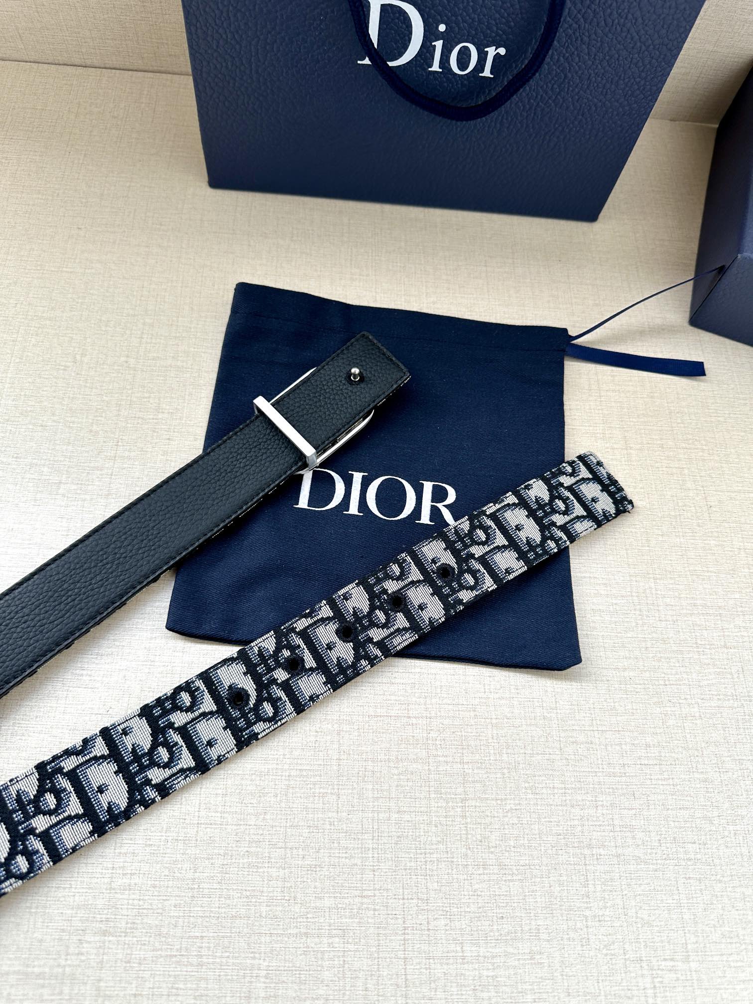 Dior这款金属覆层黄铜腰带扣是春秋系列新品展示CDIcon标志和ObliqueCosmo图案致敬Dio
