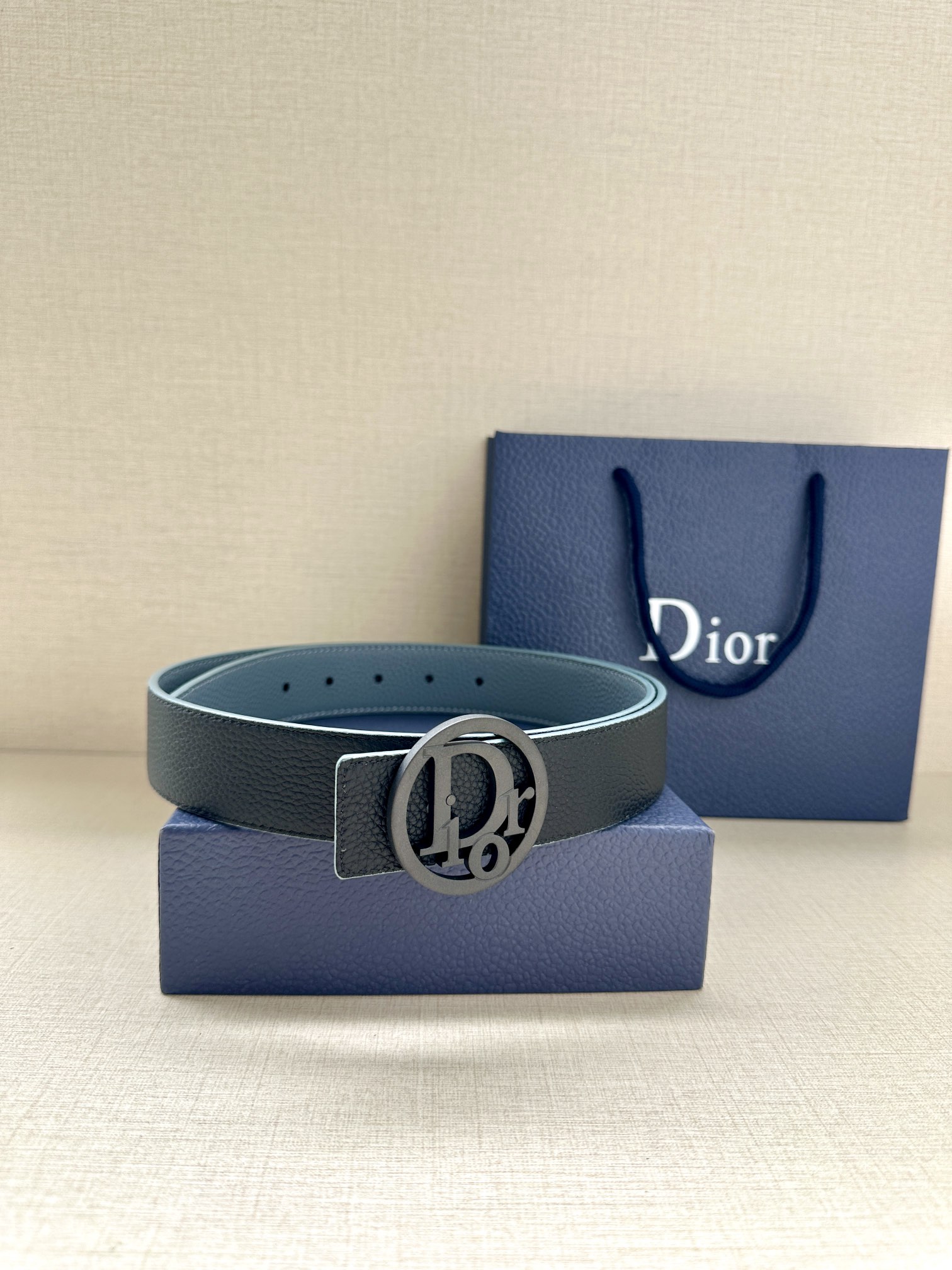 宽度3.5cm 这款白/金色饰面黄铜腰带扣采用“CD”标志点缀 镌刻有 Dior Oblique 图案