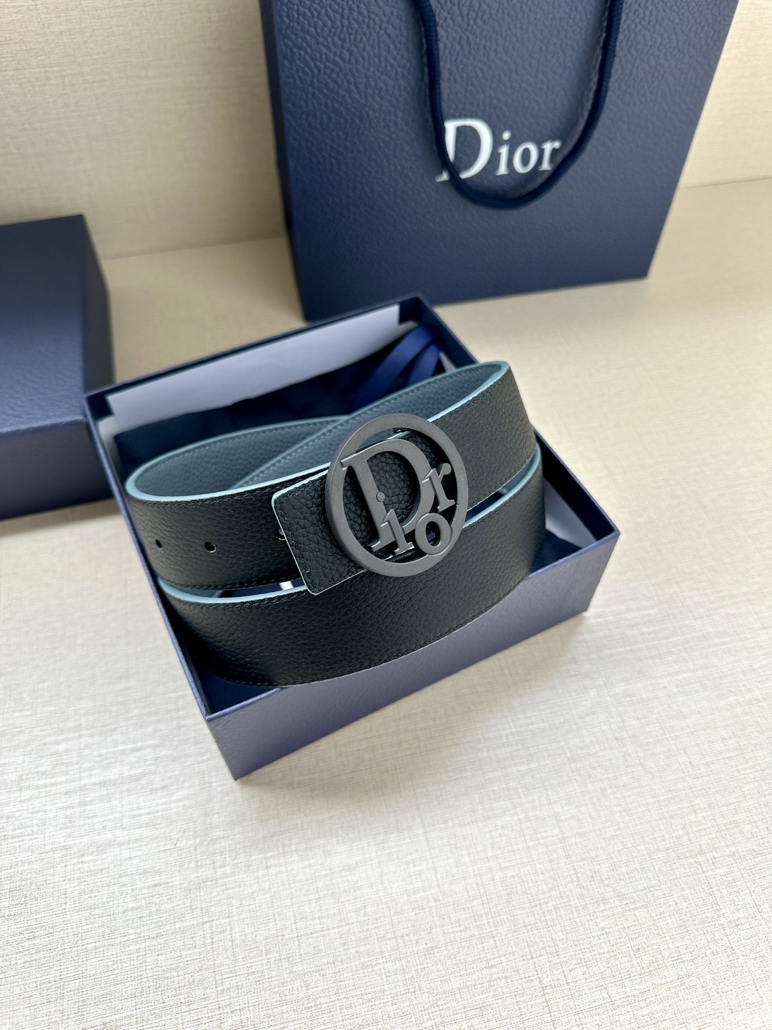 宽度3.5cm 这款白/金色饰面黄铜腰带扣采用“CD”标志点缀 镌刻有 Dior Oblique 图案