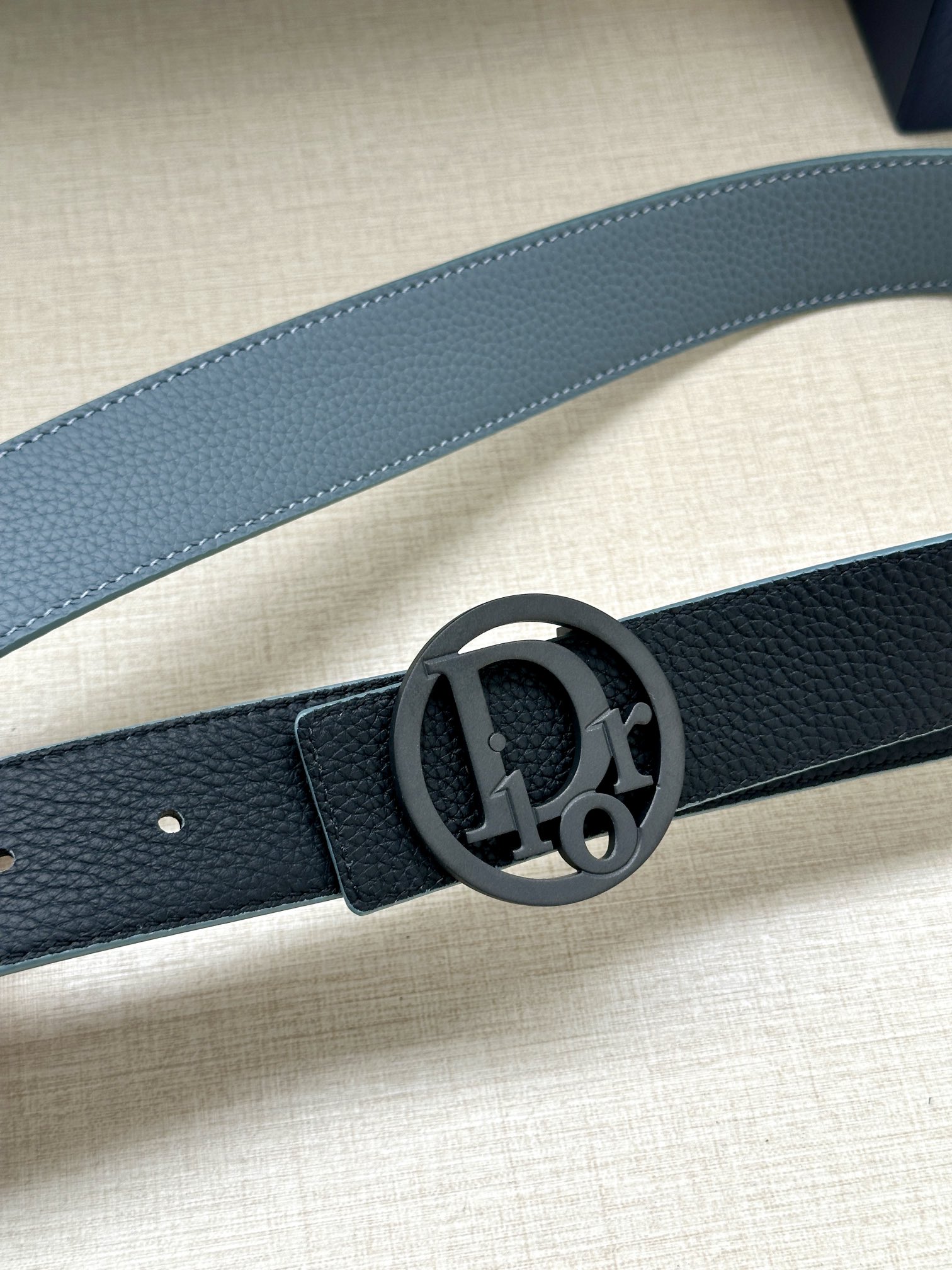 宽度3.5cm 这款白/金色饰面黄铜腰带扣采用“CD”标志点缀 镌刻有 Dior Oblique 图案