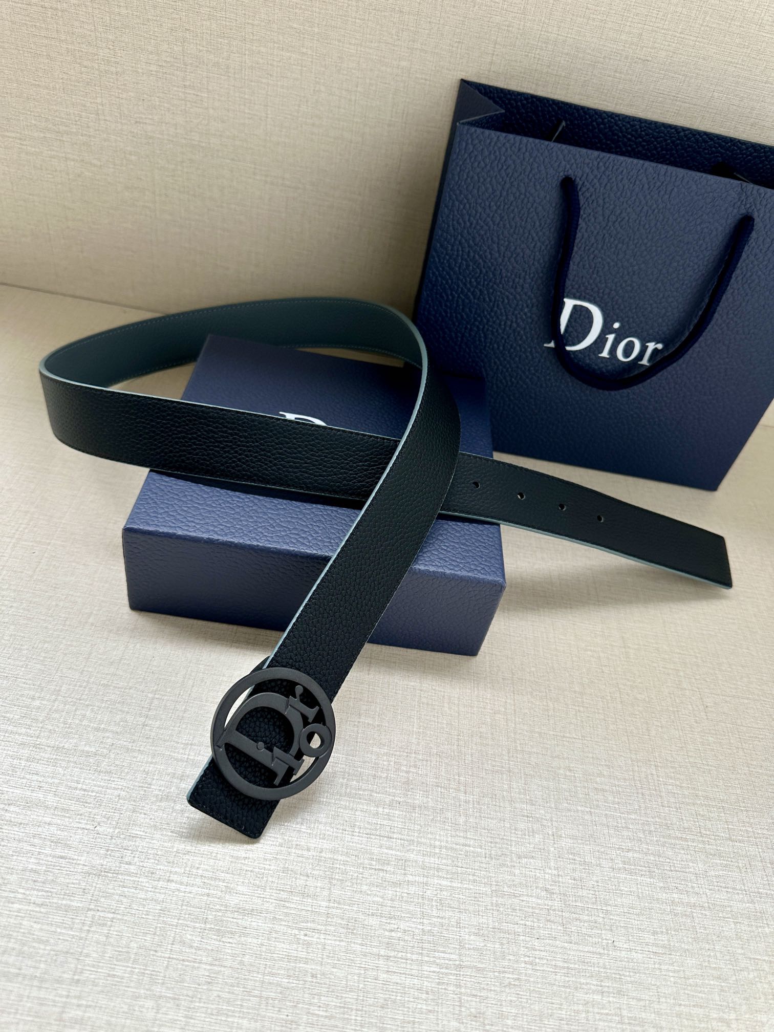 宽度3.5cm 这款白/金色饰面黄铜腰带扣采用“CD”标志点缀 镌刻有 Dior Oblique 图案