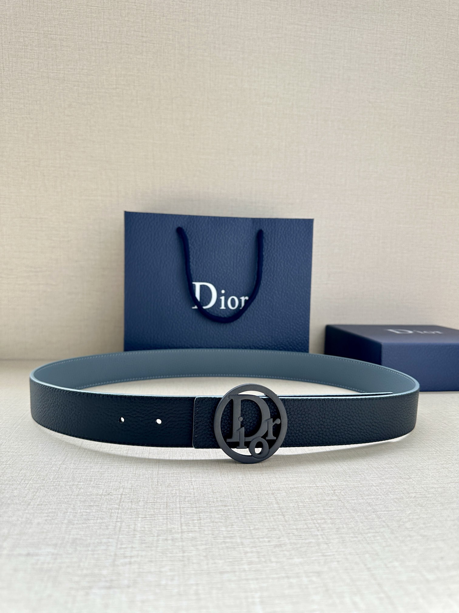 宽度3.5cm 这款白/金色饰面黄铜腰带扣采用“CD”标志点缀 镌刻有 Dior Oblique 图案