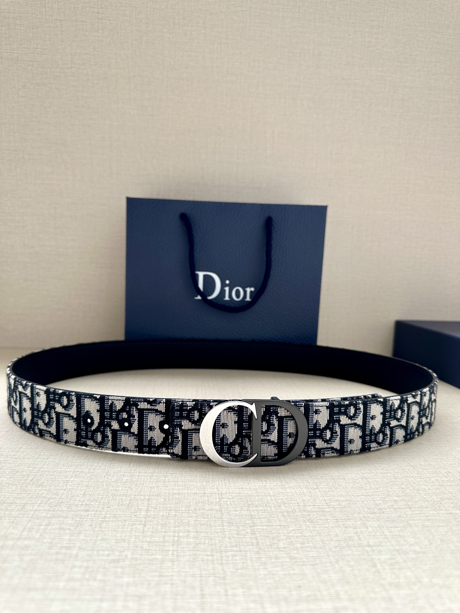 宽度3.5cm Dior 这款腰带扣是 Dior 新款单品，延续经典设计，采用“CD Icon”标志造型
