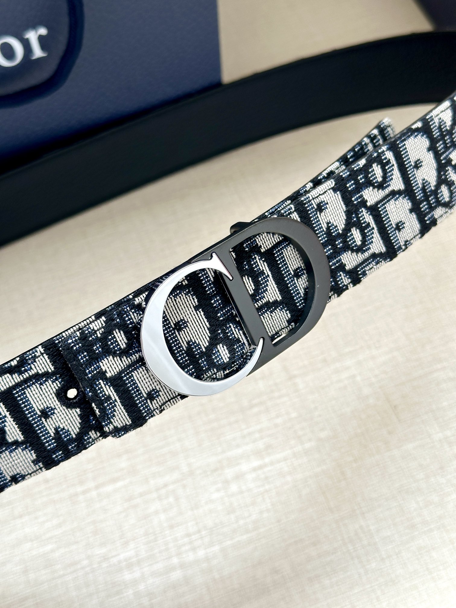 宽度3.5cm Dior 这款腰带扣是 Dior 新款单品，延续经典设计，采用“CD Icon”标志造型