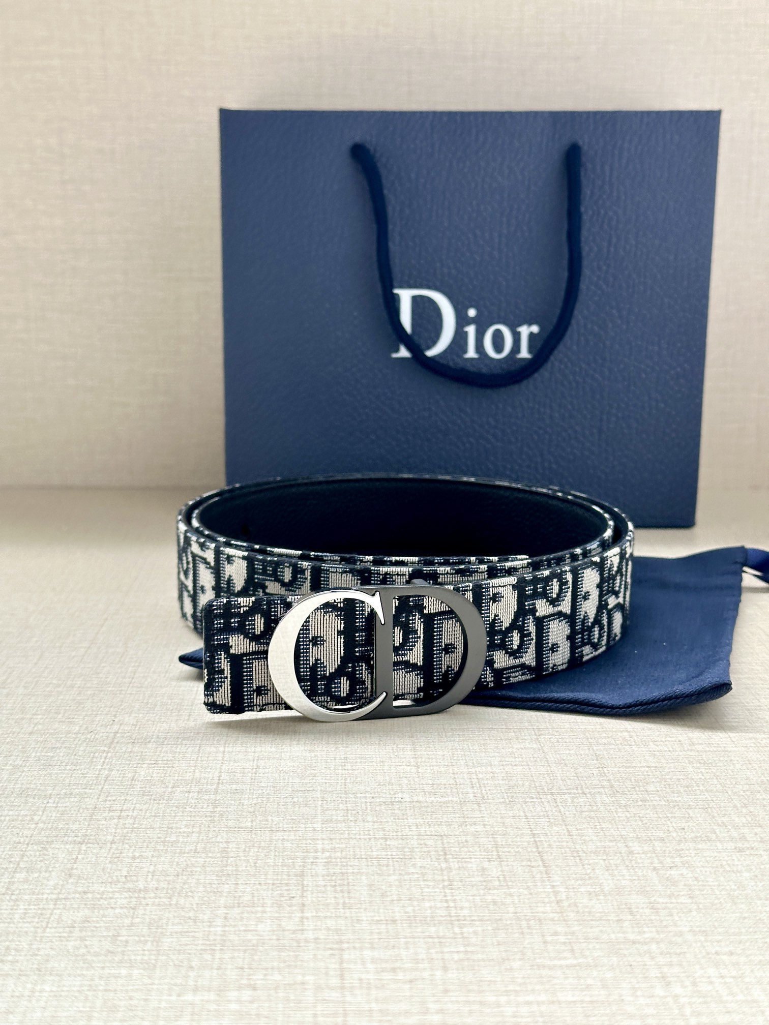 宽度3.5cm Dior 这款腰带扣是 Dior 新款单品，延续经典设计，采用“CD Icon”标志造型