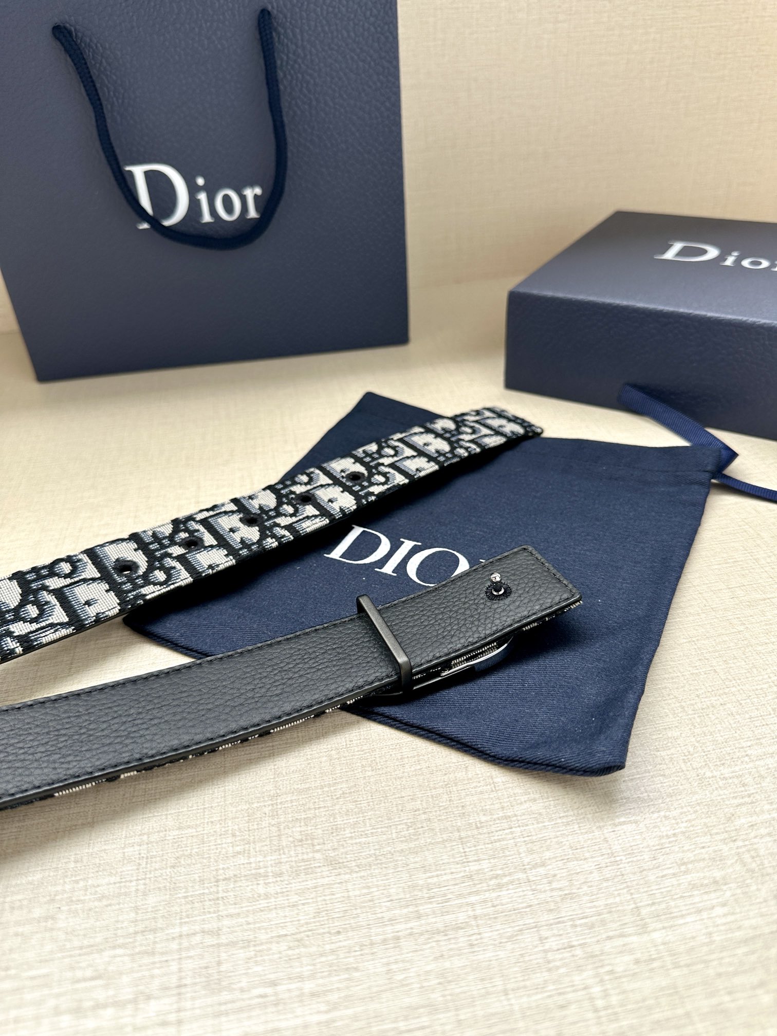 宽度3.5cm Dior 这款腰带扣是 Dior 新款单品，延续经典设计，采用“CD Icon”标志造型