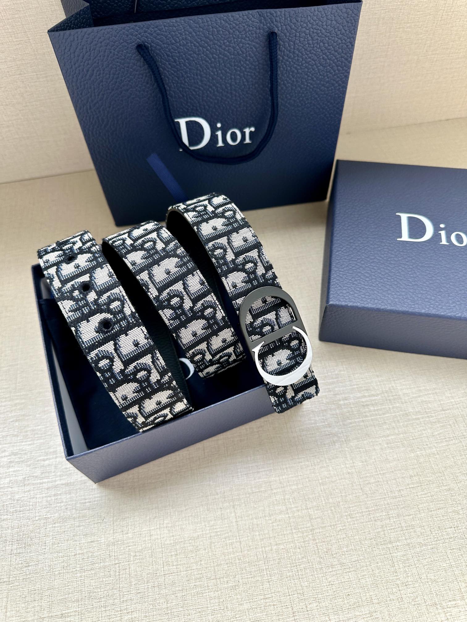 宽度3.5cm Dior 这款腰带扣是 Dior 新款单品，延续经典设计，采用“CD Icon”标志造型