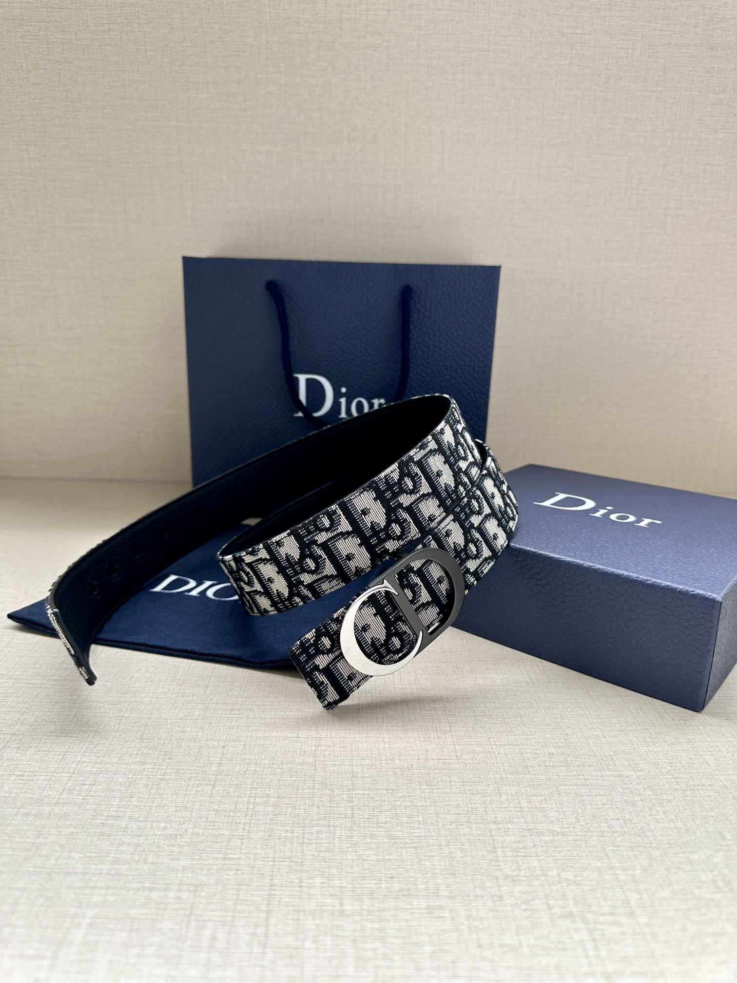 宽度3.5cm Dior 这款腰带扣是 Dior 新款单品，延续经典设计，采用“CD Icon”标志造型