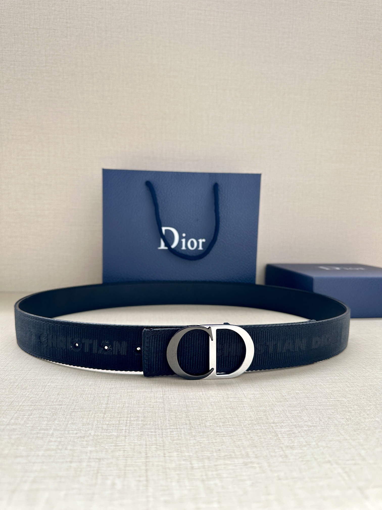 宽度3.5cm Dior 这款腰带扣是 Dior 新款单品，延续经典设计，采用“CD Icon”标志造型