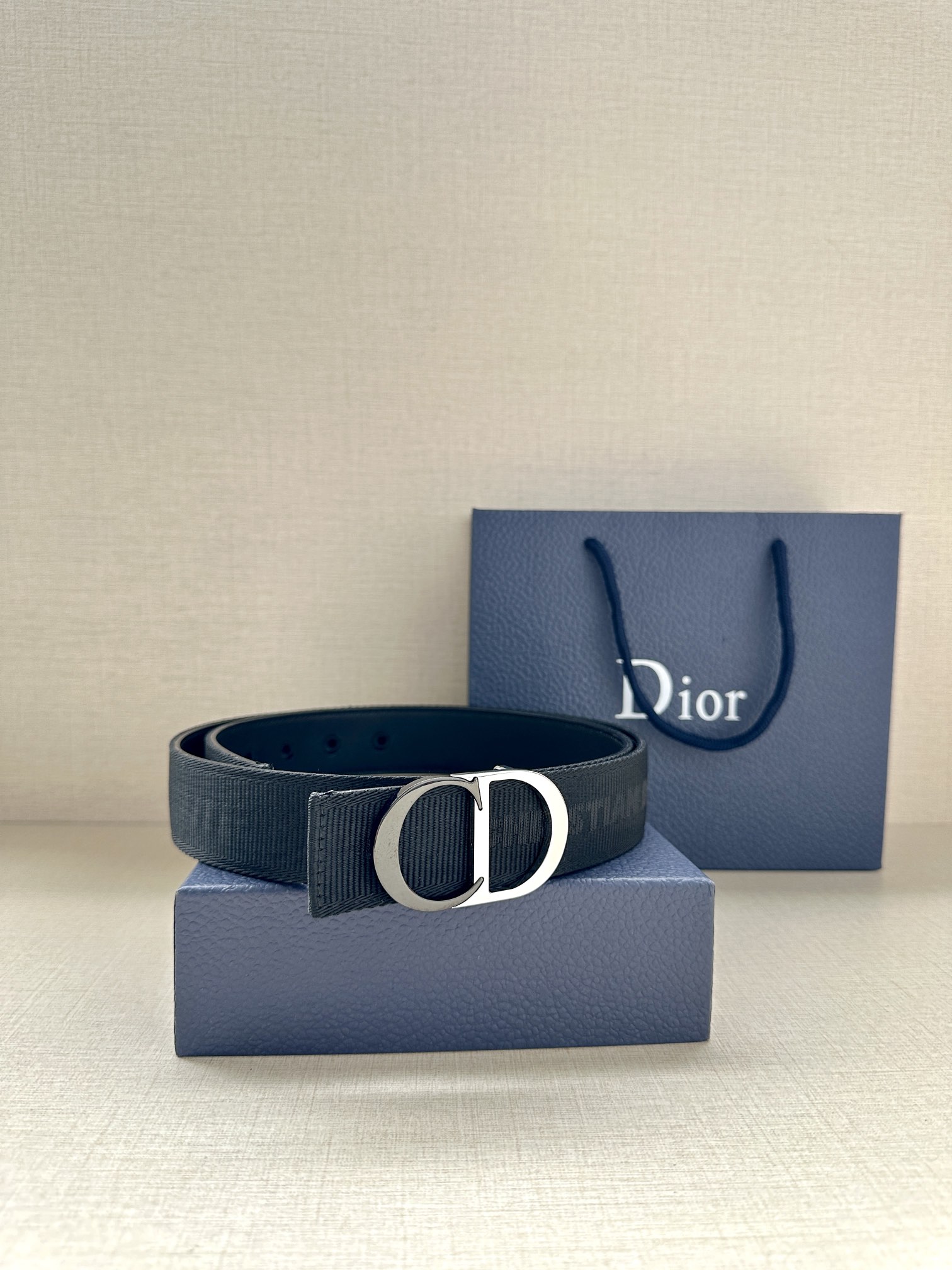宽度3.5cm Dior 这款腰带扣是 Dior 新款单品，延续经典设计，采用“CD Icon”标志造型
