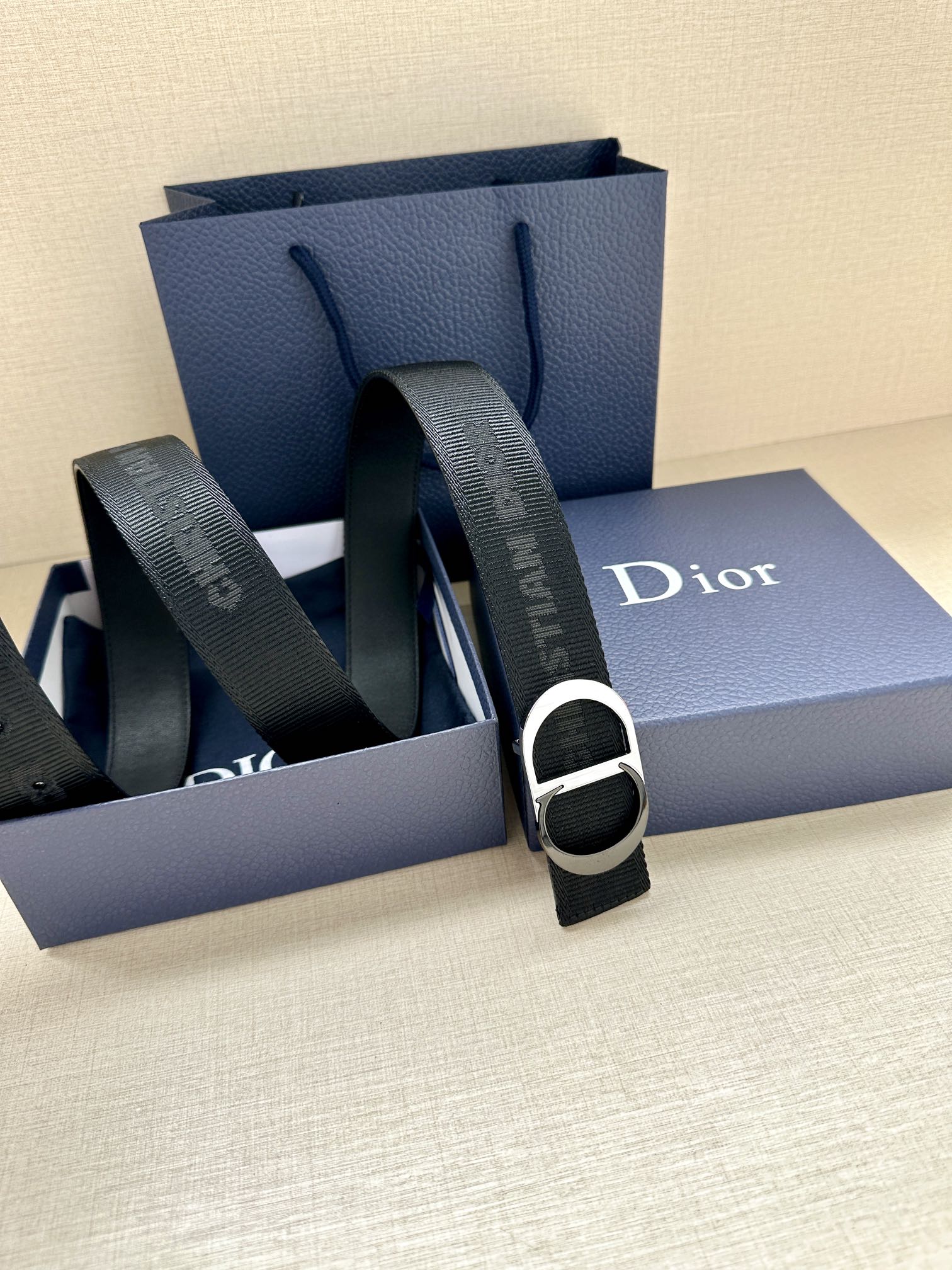 宽度3.5cm Dior 这款腰带扣是 Dior 新款单品，延续经典设计，采用“CD Icon”标志造型