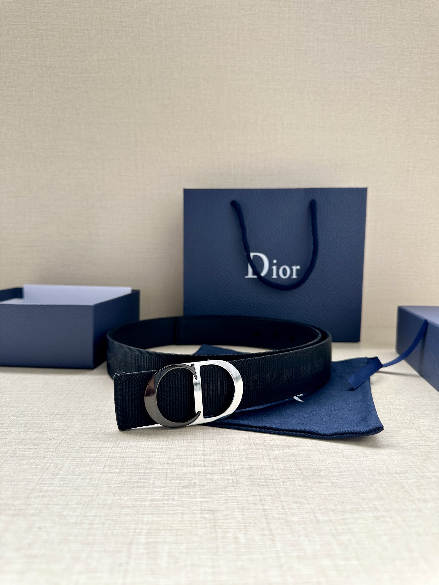 宽度3.5cm Dior 这款腰带扣是 Dior 新款单品，延续经典设计，采用“CD Icon”标志造型