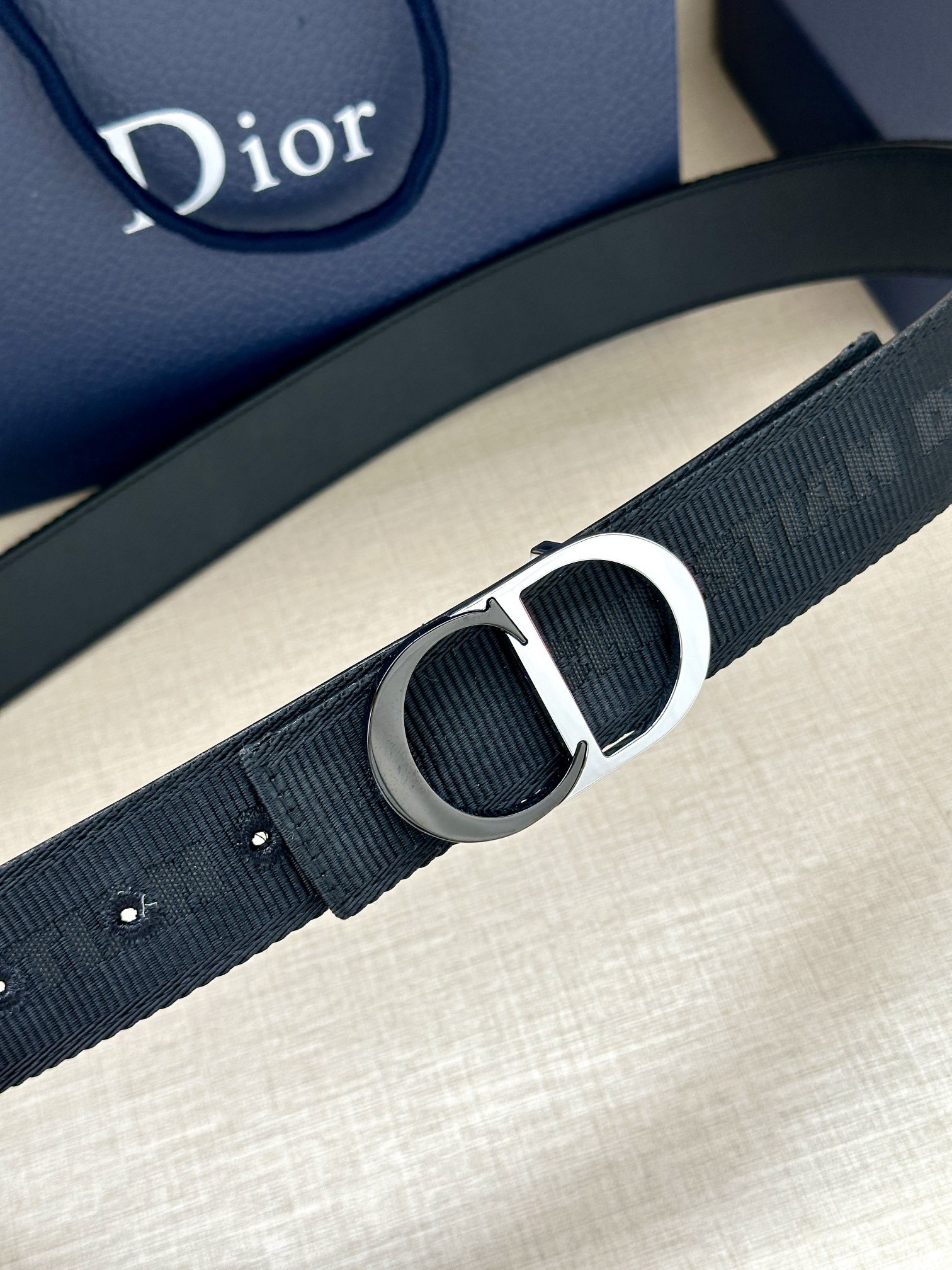 宽度3.5cm Dior 这款腰带扣是 Dior 新款单品，延续经典设计，采用“CD Icon”标志造型