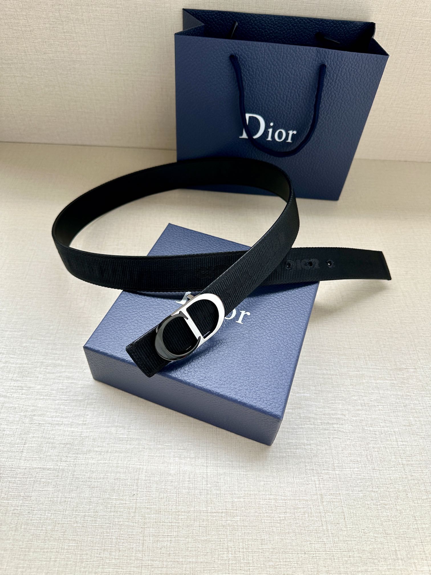 宽度3.5cm Dior 这款腰带扣是 Dior 新款单品，延续经典设计，采用“CD Icon”标志造型