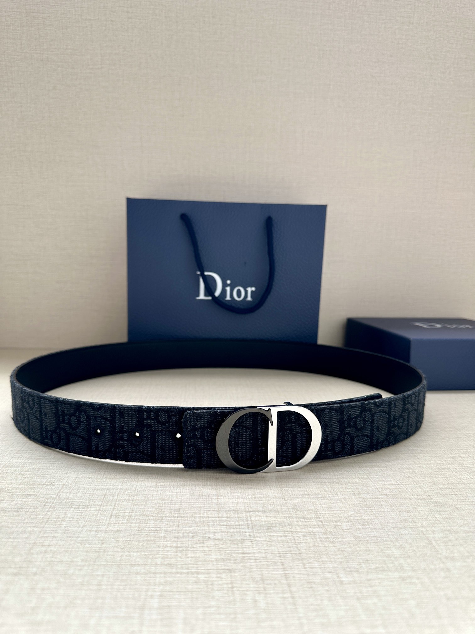 宽度3.5cm Dior 这款腰带扣是 Dior 新款单品，延续经典设计，采用“CD Icon”标志造型