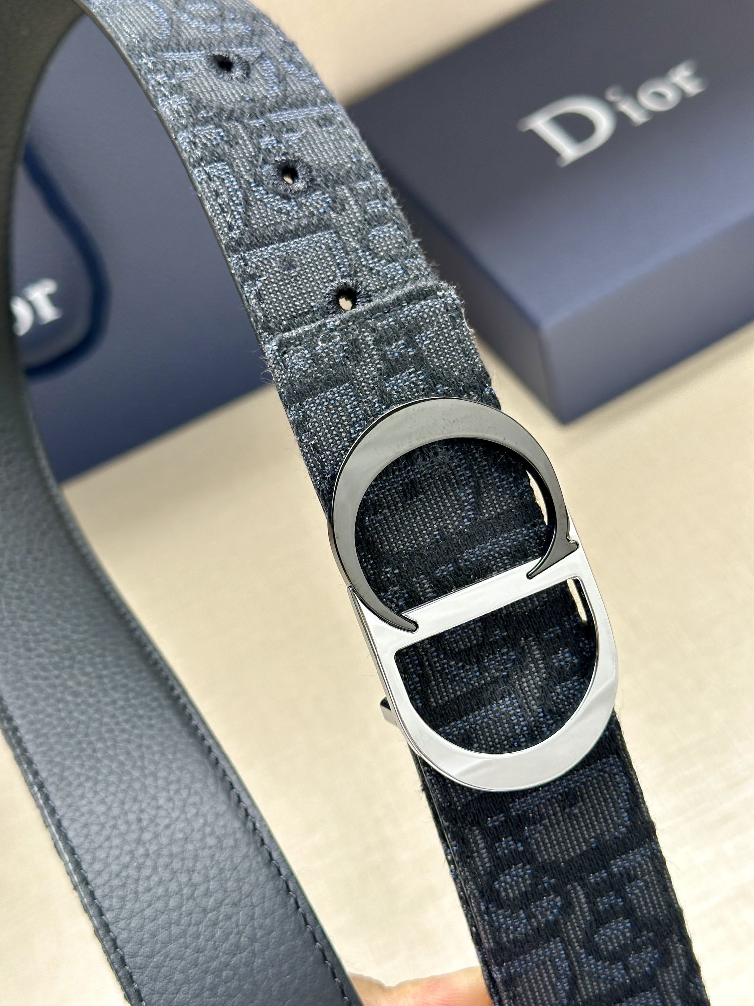 宽度3.5cm Dior 这款腰带扣是 Dior 新款单品，延续经典设计，采用“CD Icon”标志造型