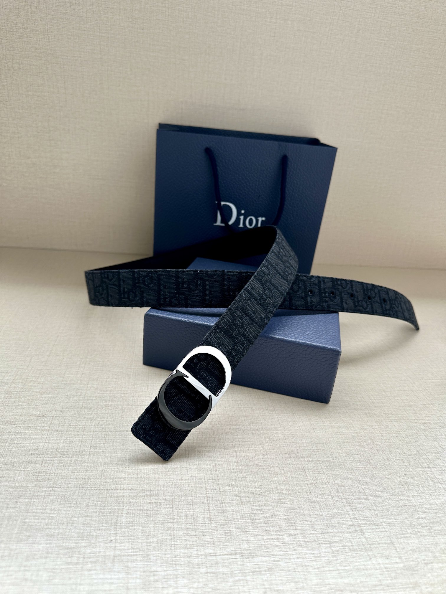 宽度3.5cm Dior 这款腰带扣是 Dior 新款单品，延续经典设计，采用“CD Icon”标志造型