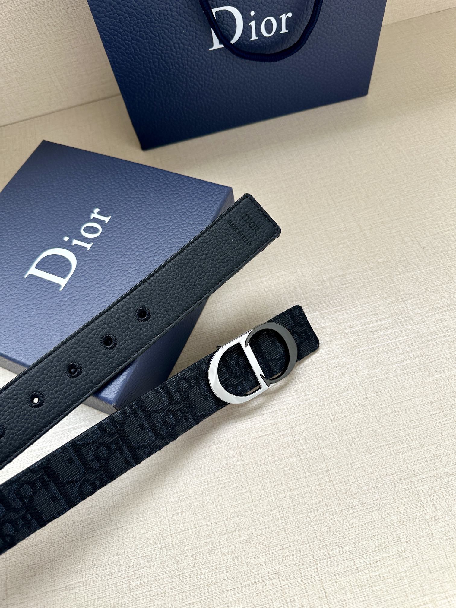 宽度3.5cm Dior 这款腰带扣是 Dior 新款单品，延续经典设计，采用“CD Icon”标志造型