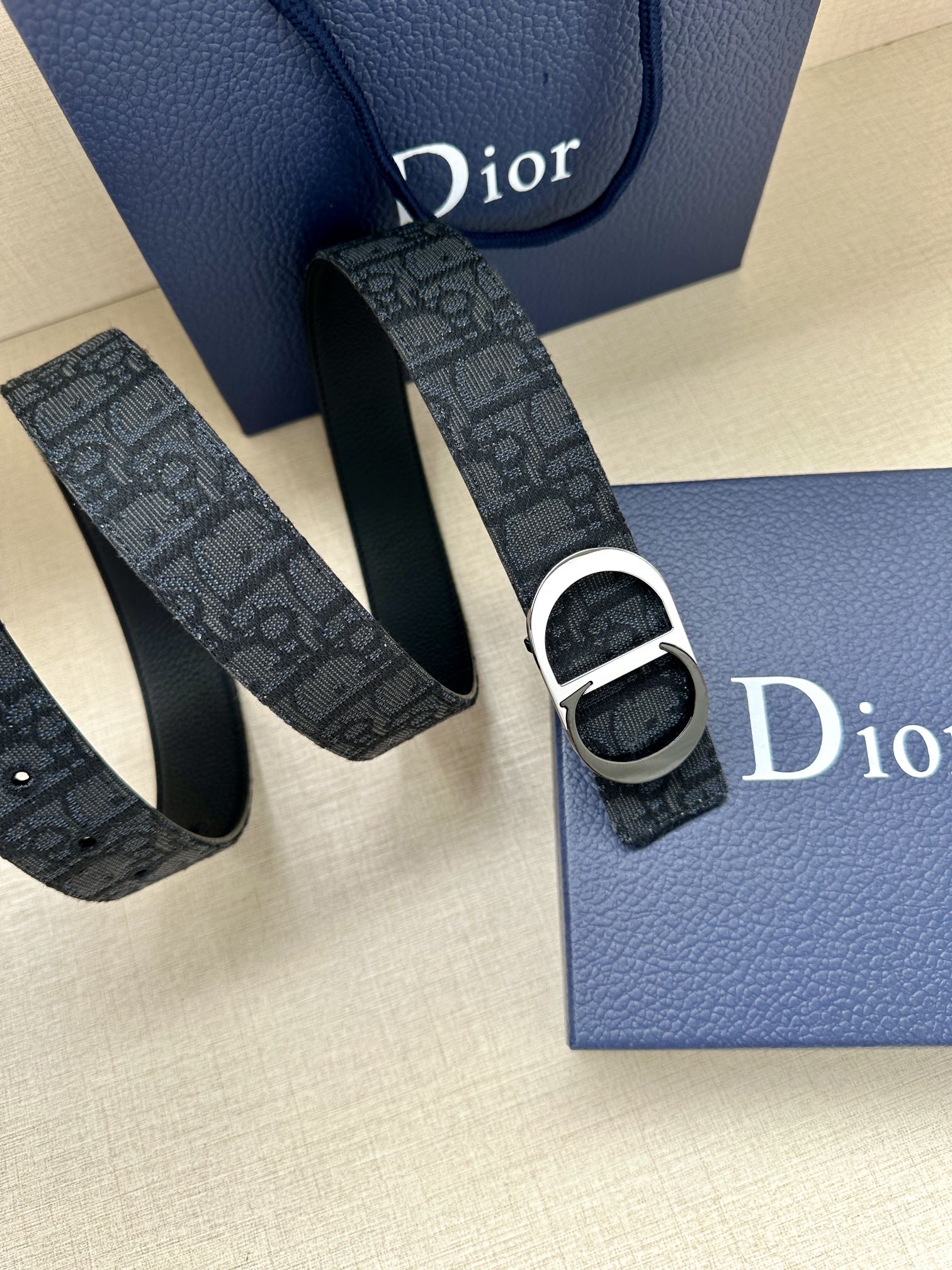 宽度3.5cm Dior 这款腰带扣是 Dior 新款单品，延续经典设计，采用“CD Icon”标志造型
