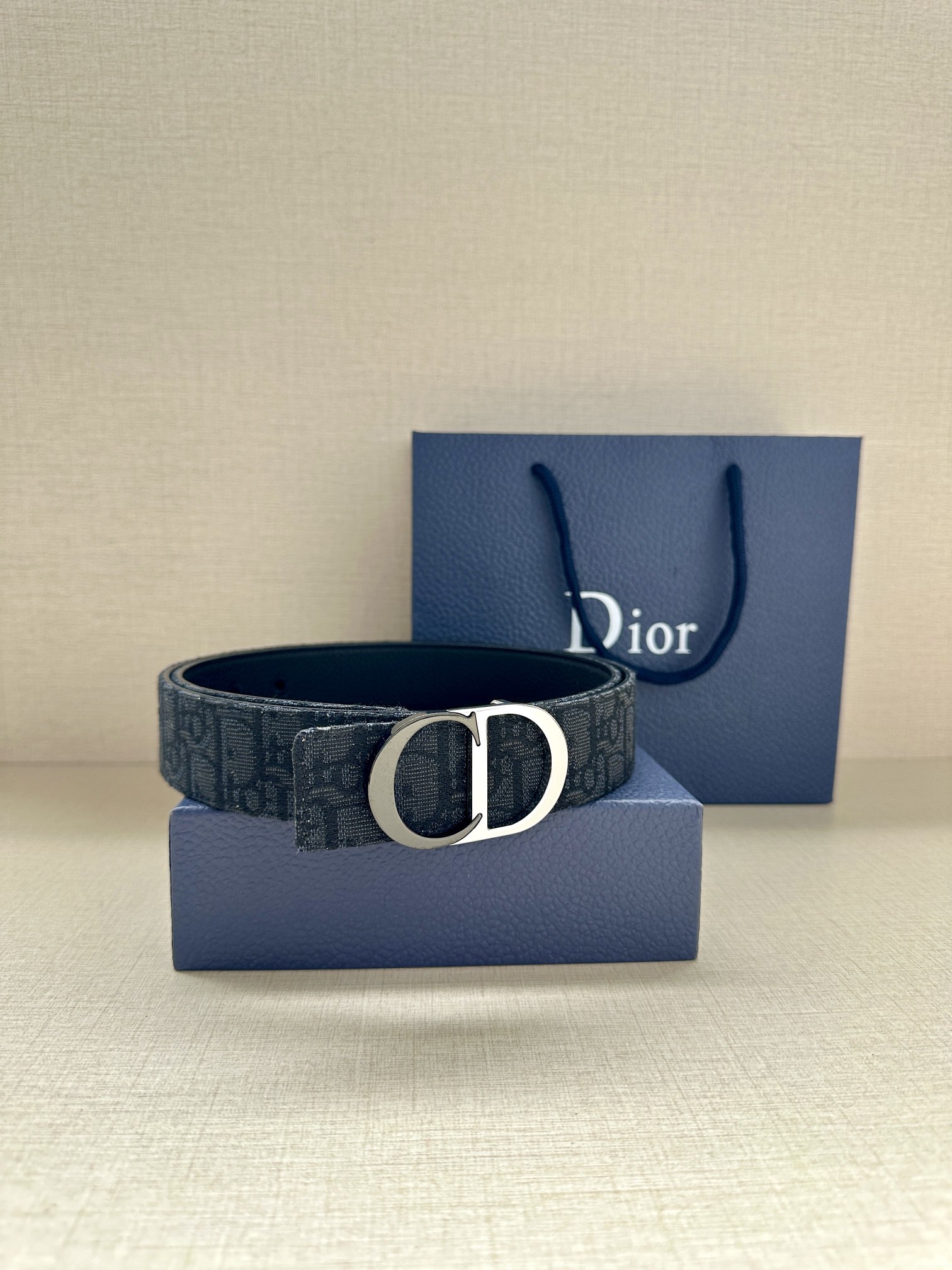 宽度3.5cm Dior 这款腰带扣是 Dior 新款单品，延续经典设计，采用“CD Icon”标志造型