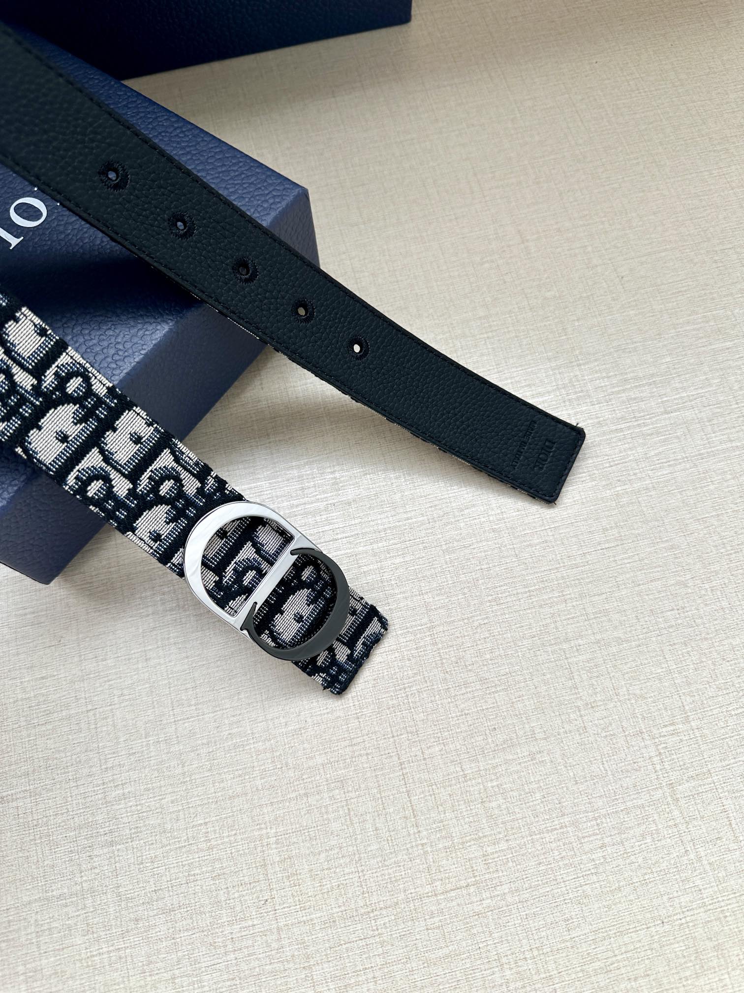 宽度3.5cm Dior 这款腰带扣是 Dior 新款单品，延续经典设计，采用“CD Icon”标志造型