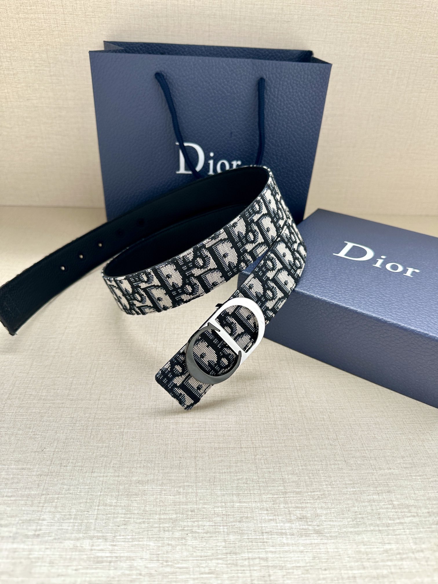 宽度3.5cm Dior 这款腰带扣是 Dior 新款单品，延续经典设计，采用“CD Icon”标志造型