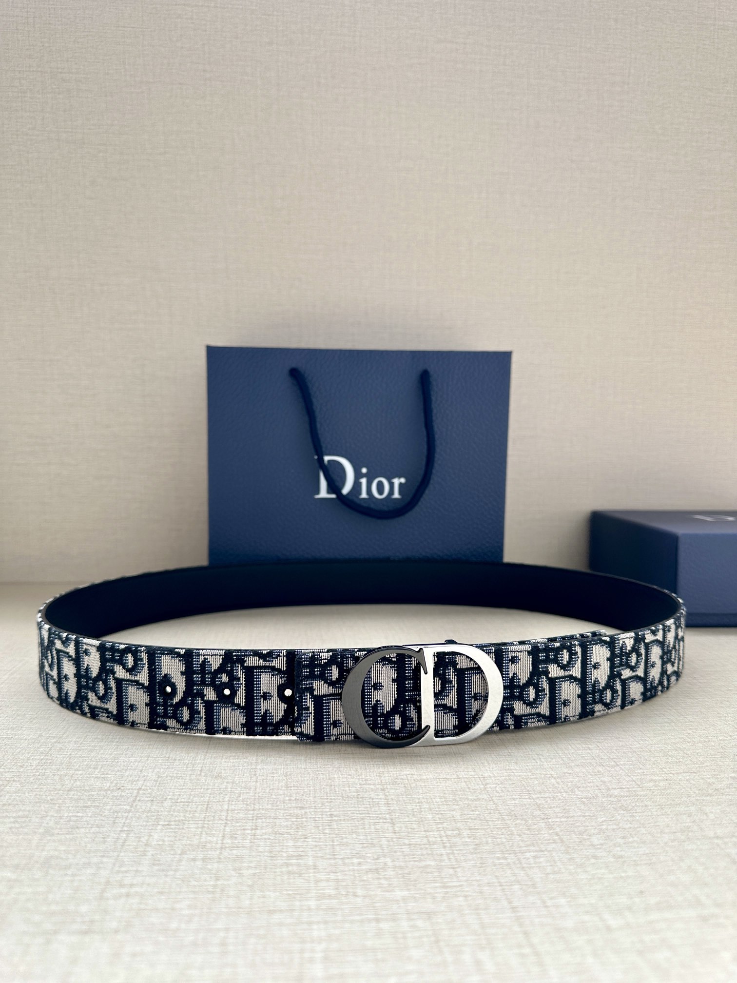 宽度3.5cm Dior 这款腰带扣是 Dior 新款单品，延续经典设计，采用“CD Icon”标志造型
