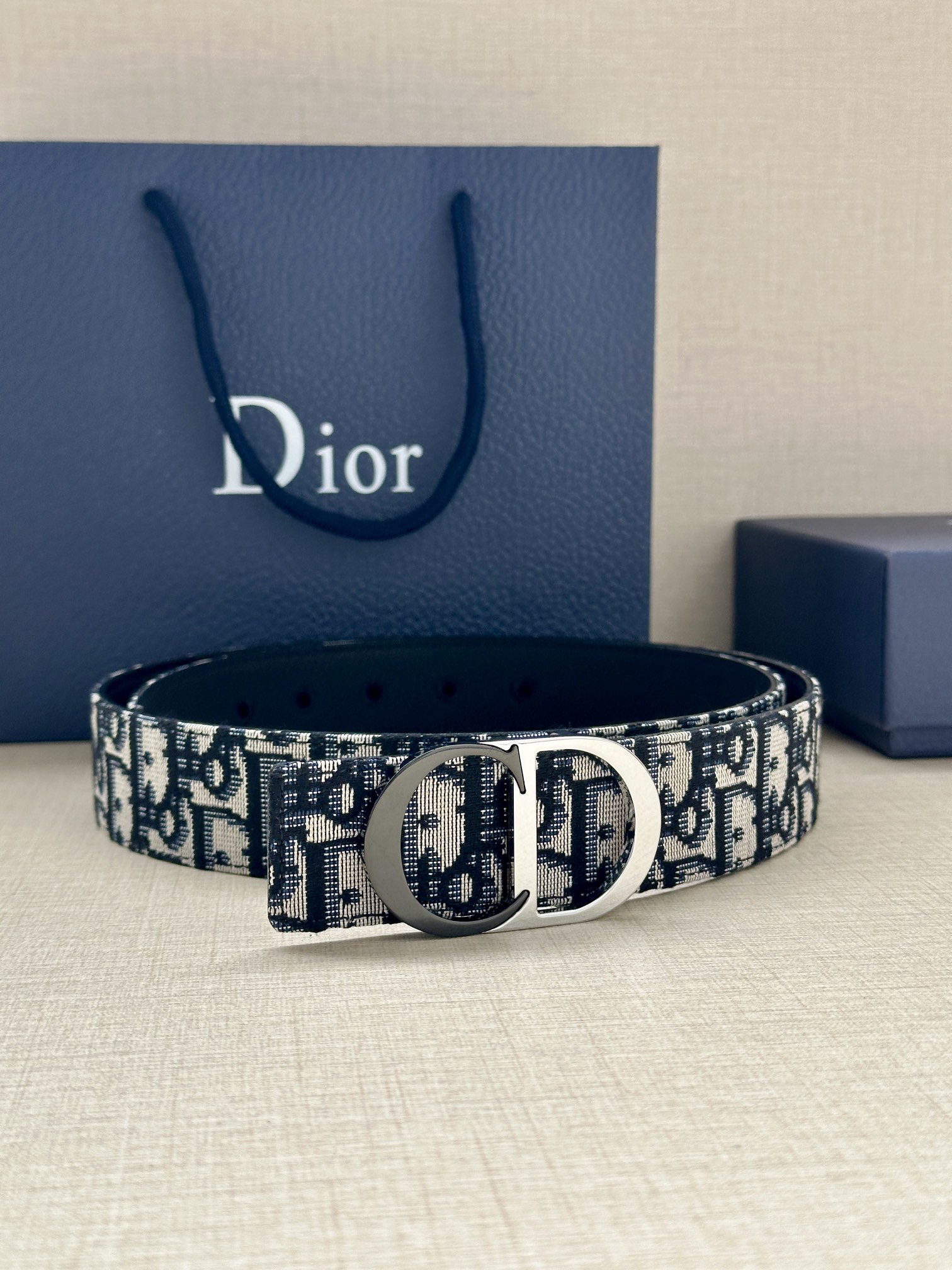 宽度3.5cm Dior 这款腰带扣是 Dior 新款单品，延续经典设计，采用“CD Icon”标志造型