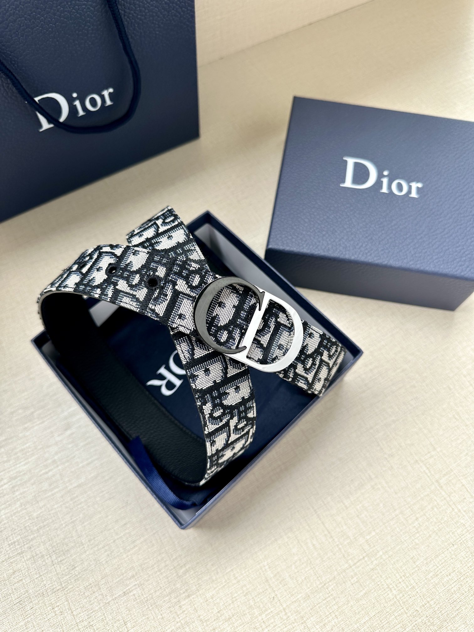 宽度3.5cm Dior 这款腰带扣是 Dior 新款单品，延续经典设计，采用“CD Icon”标志造型