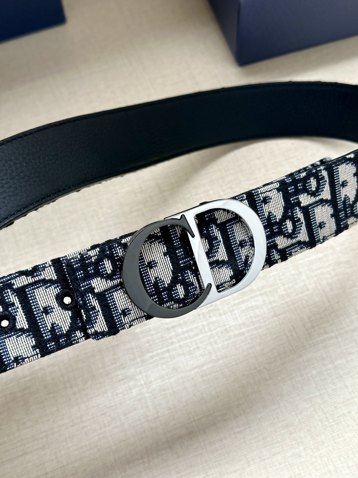 宽度3.5cm Dior 这款腰带扣是 Dior 新款单品，延续经典设计，采用“CD Icon”标志造型