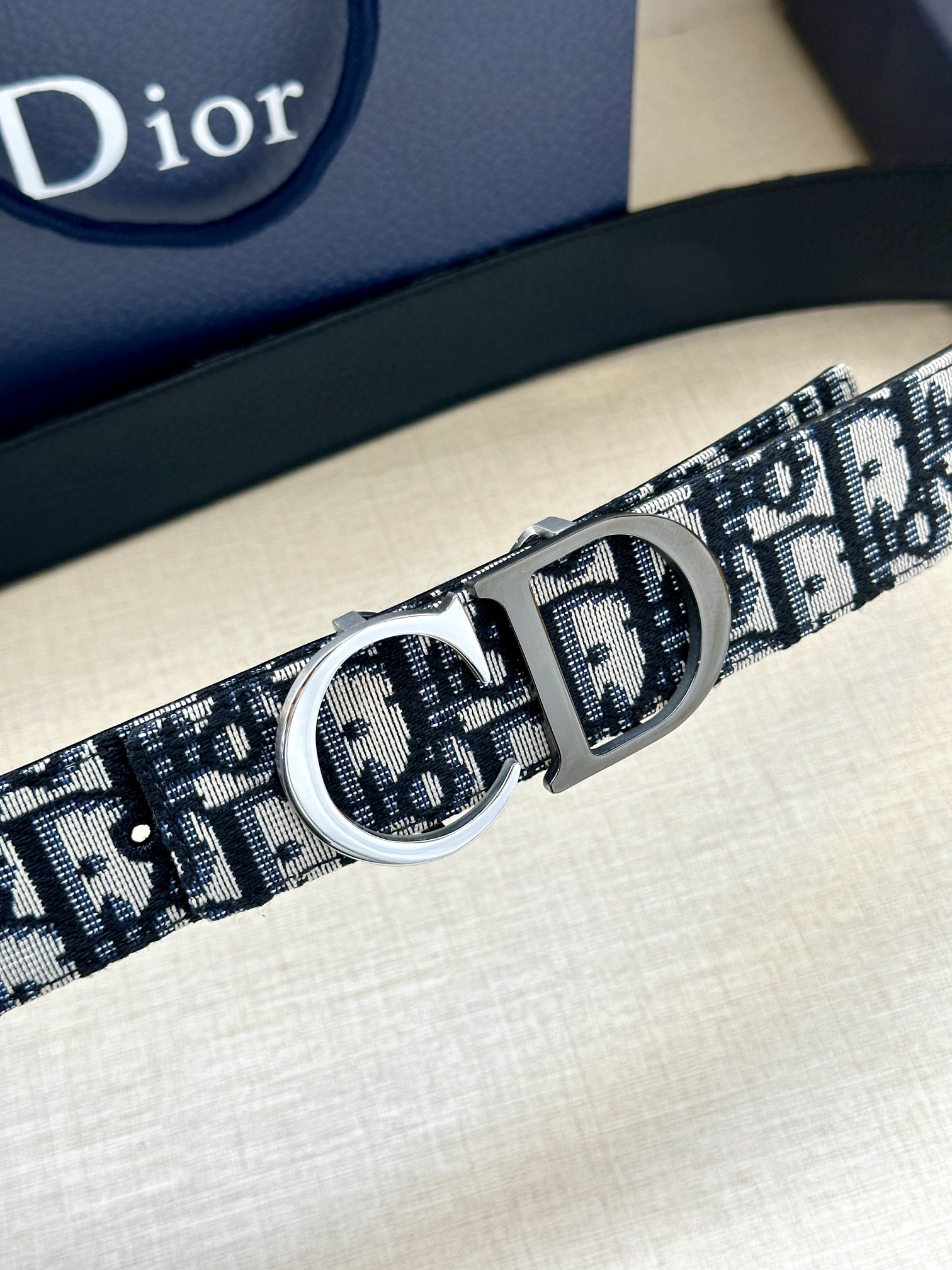 宽度3.5cmDior这款腰带扣采用“CD”标志造型以金属覆层黄铜精心打造可与各式35毫米腰带搭配提升格