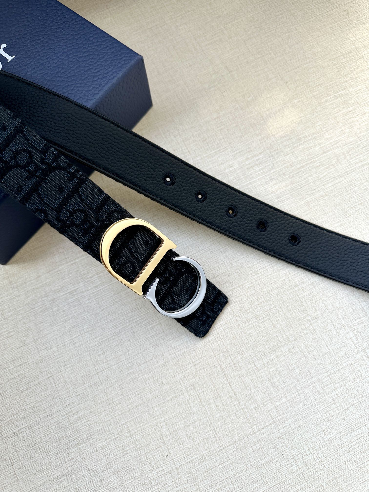 宽度3.5cmDior这款腰带扣采用“CD”标志造型以金属覆层黄铜精心打造可与各式35毫米腰带搭配提升格