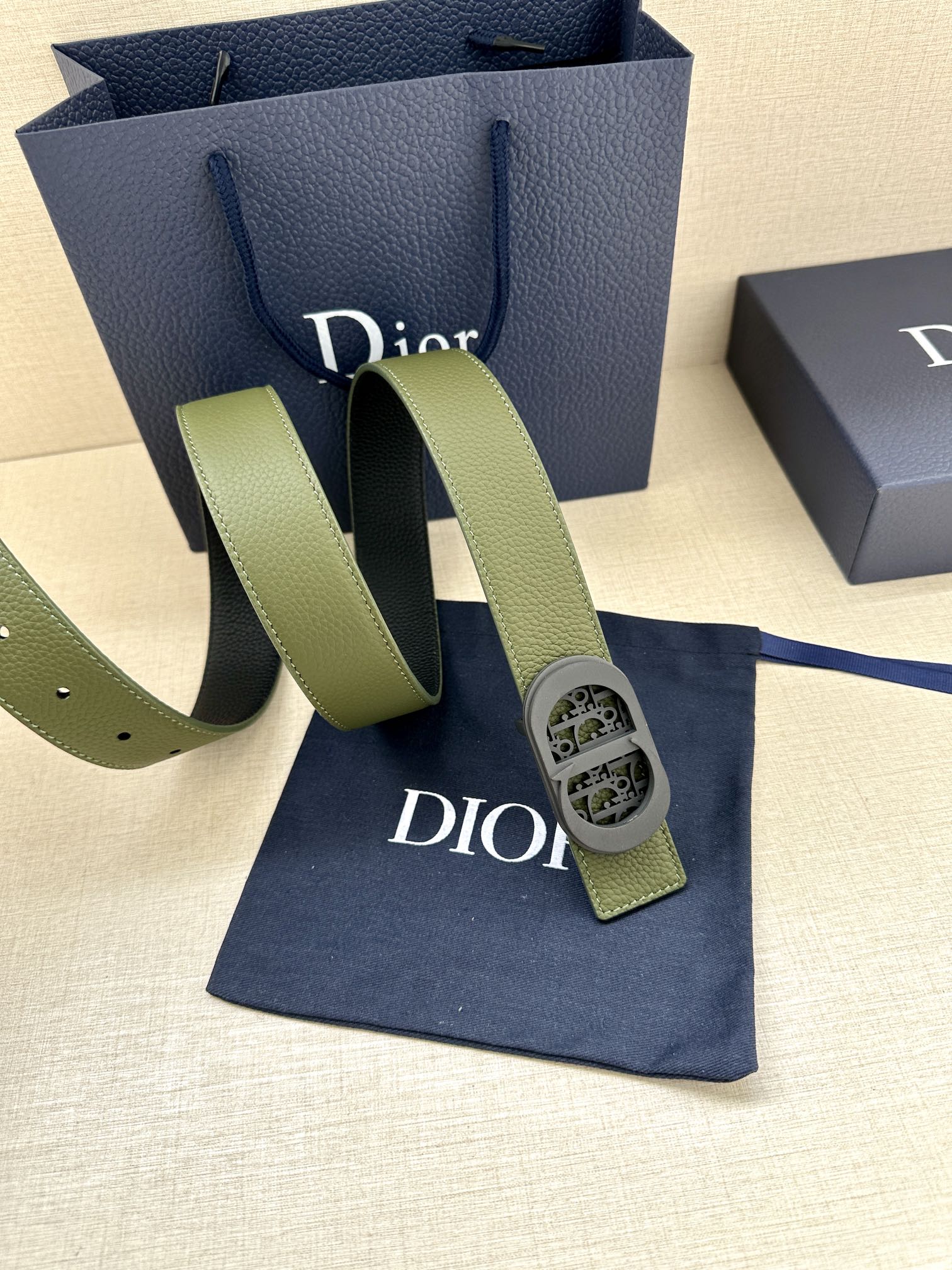 宽度3.5cm这款白/金色饰面黄铜腰带扣采用“CD”标志点缀镌刻有DiorOblique图案经典元素呈现