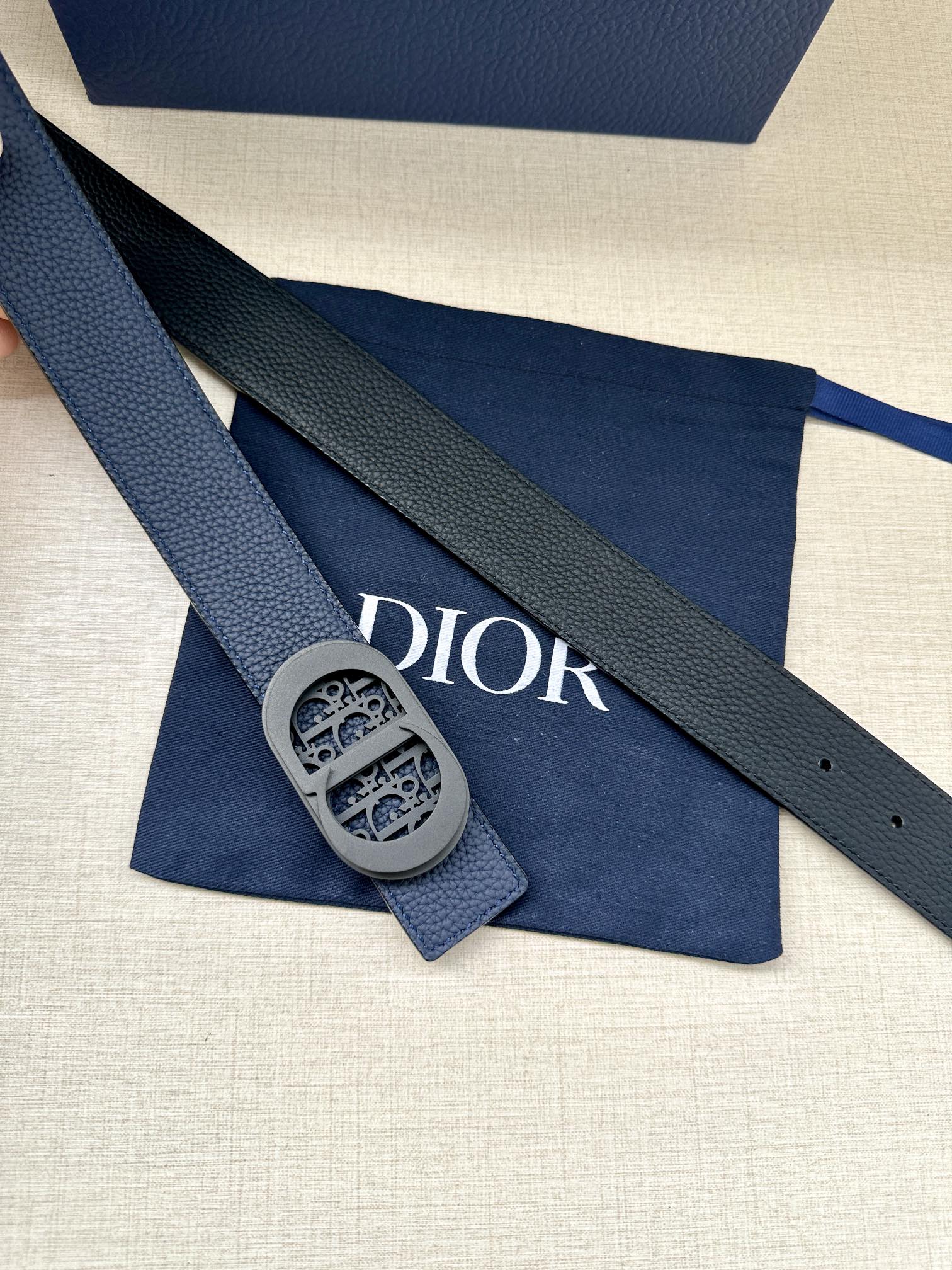 宽度3.5cm这款白/金色饰面黄铜腰带扣采用“CD”标志点缀镌刻有DiorOblique图案经典元素呈现