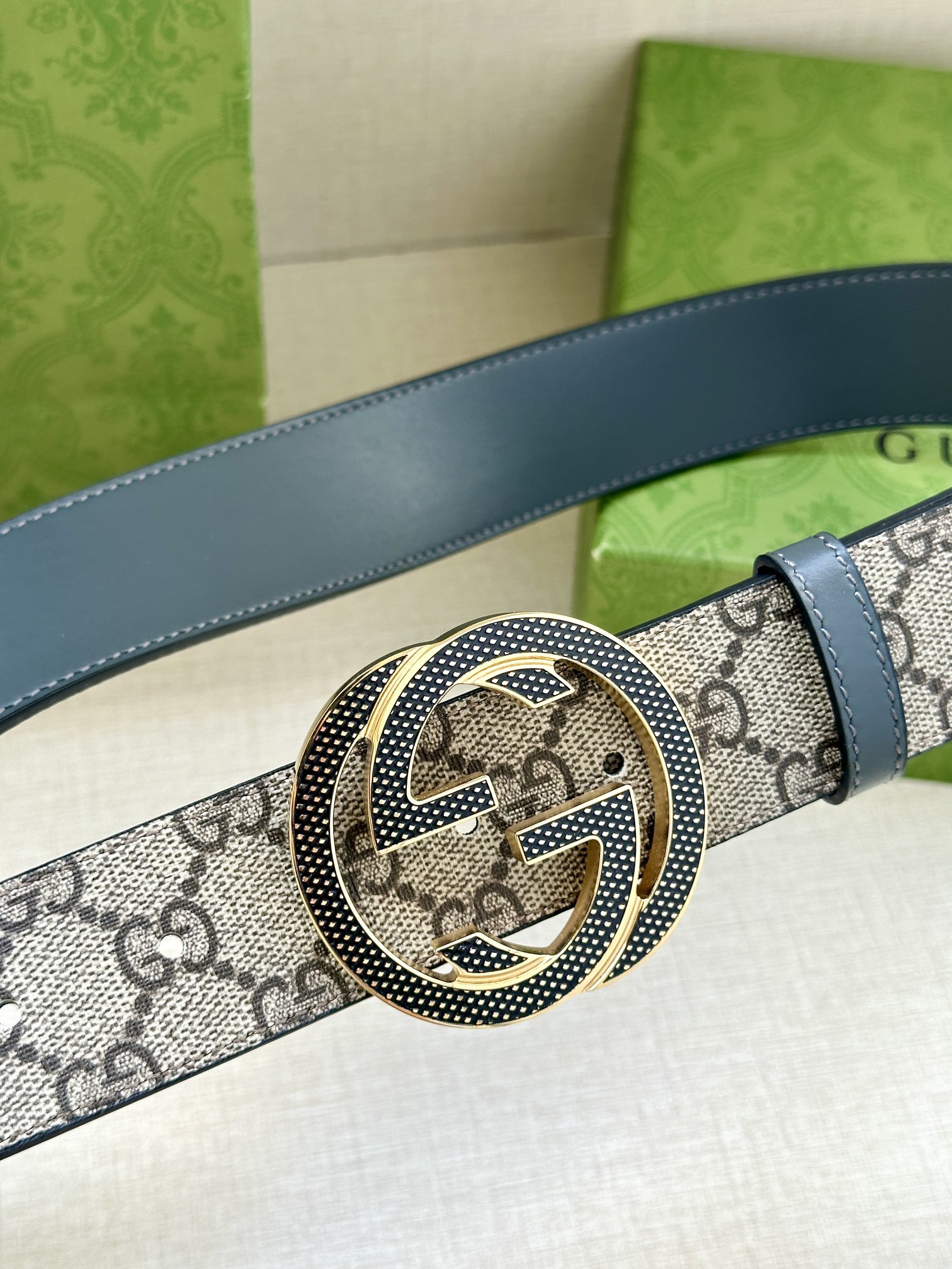 GUCCI 宽度3.8cm 这款宽版腰带饰有双G细节灰色头层牛皮