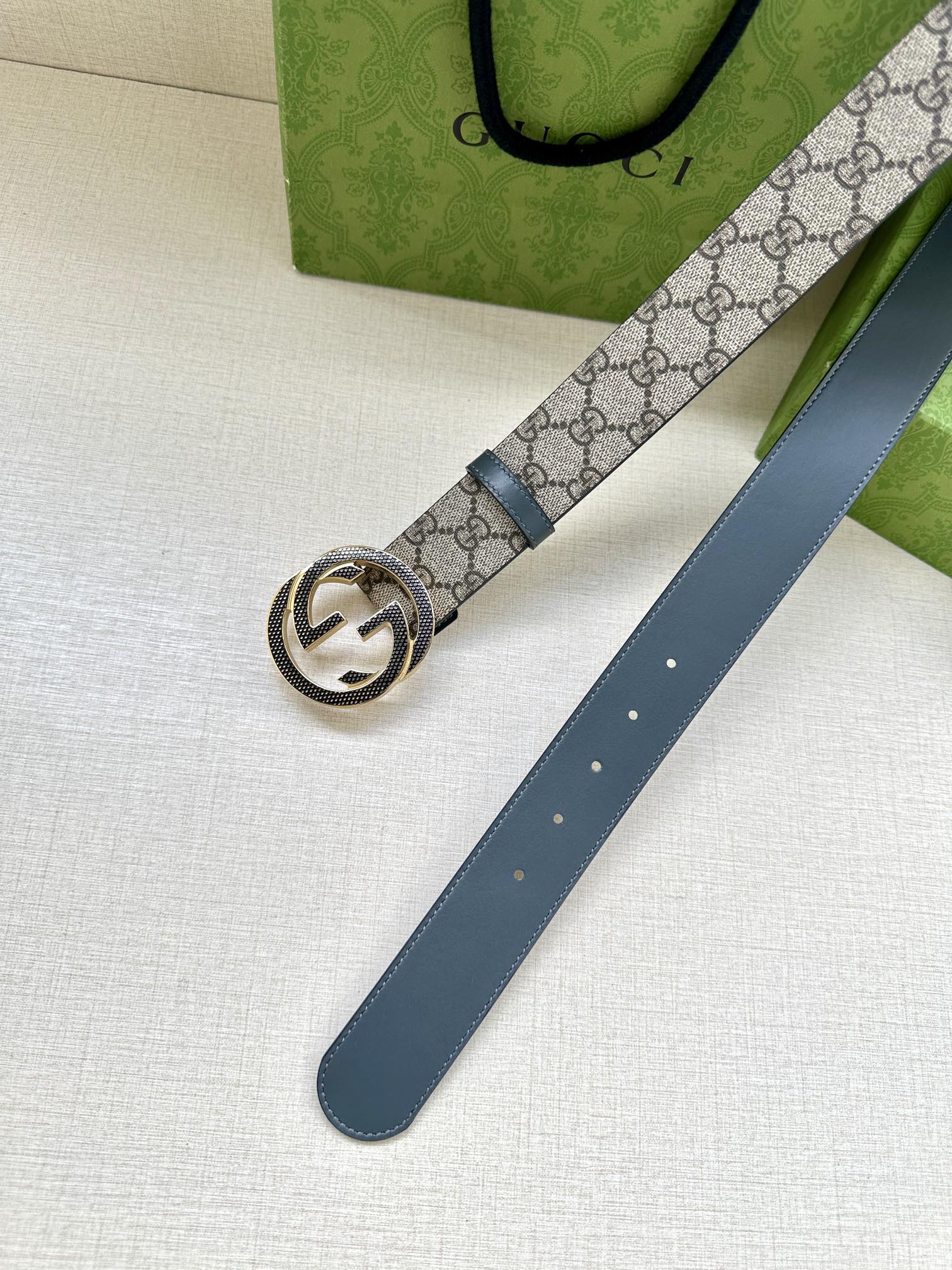 GUCCI 宽度3.8cm 这款宽版腰带饰有双G细节灰色头层牛皮