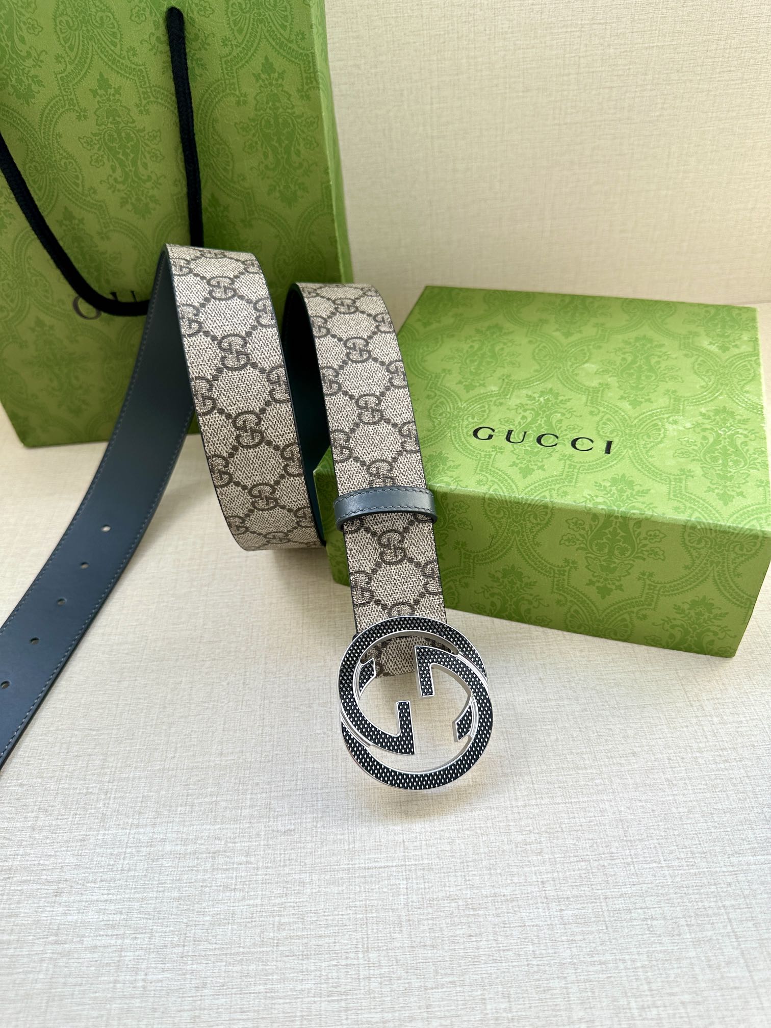 GUCCI 宽度3.8cm 这款宽版腰带饰有双G细节灰色头层牛皮