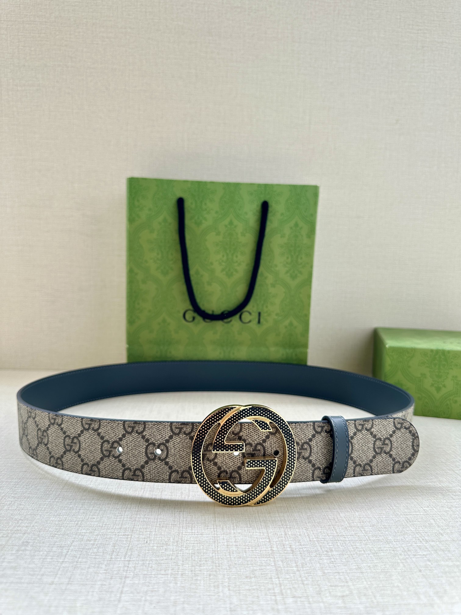 GUCCI 宽度3.8cm 这款宽版腰带饰有双G细节灰色头层牛皮