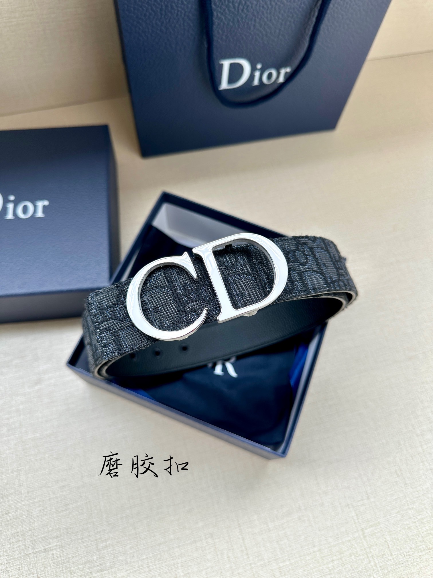 宽度3.5cmDior这款腰带扣采用磨胶“CD”标志造型以金属覆层黄铜精心打造可与各式35毫米腰带搭配提