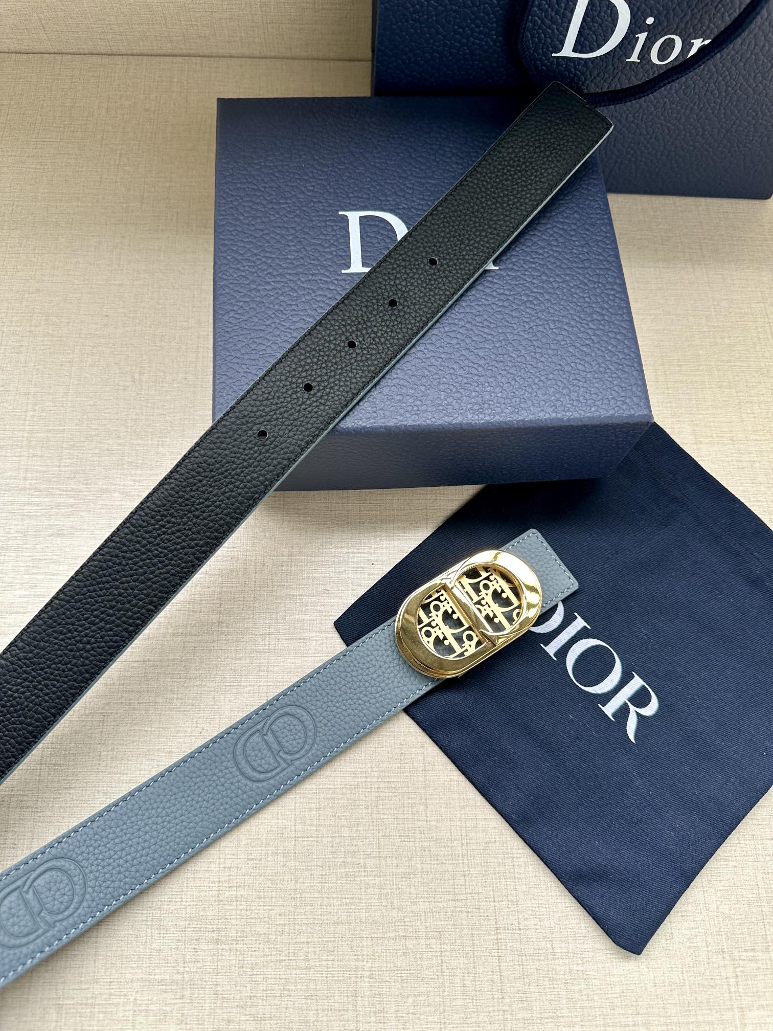 Dior这款35毫米双面腰带结合典雅气质与摩登风范一面则采用迪奥灰粒面牛皮革另一面则采用同色调压花CDI