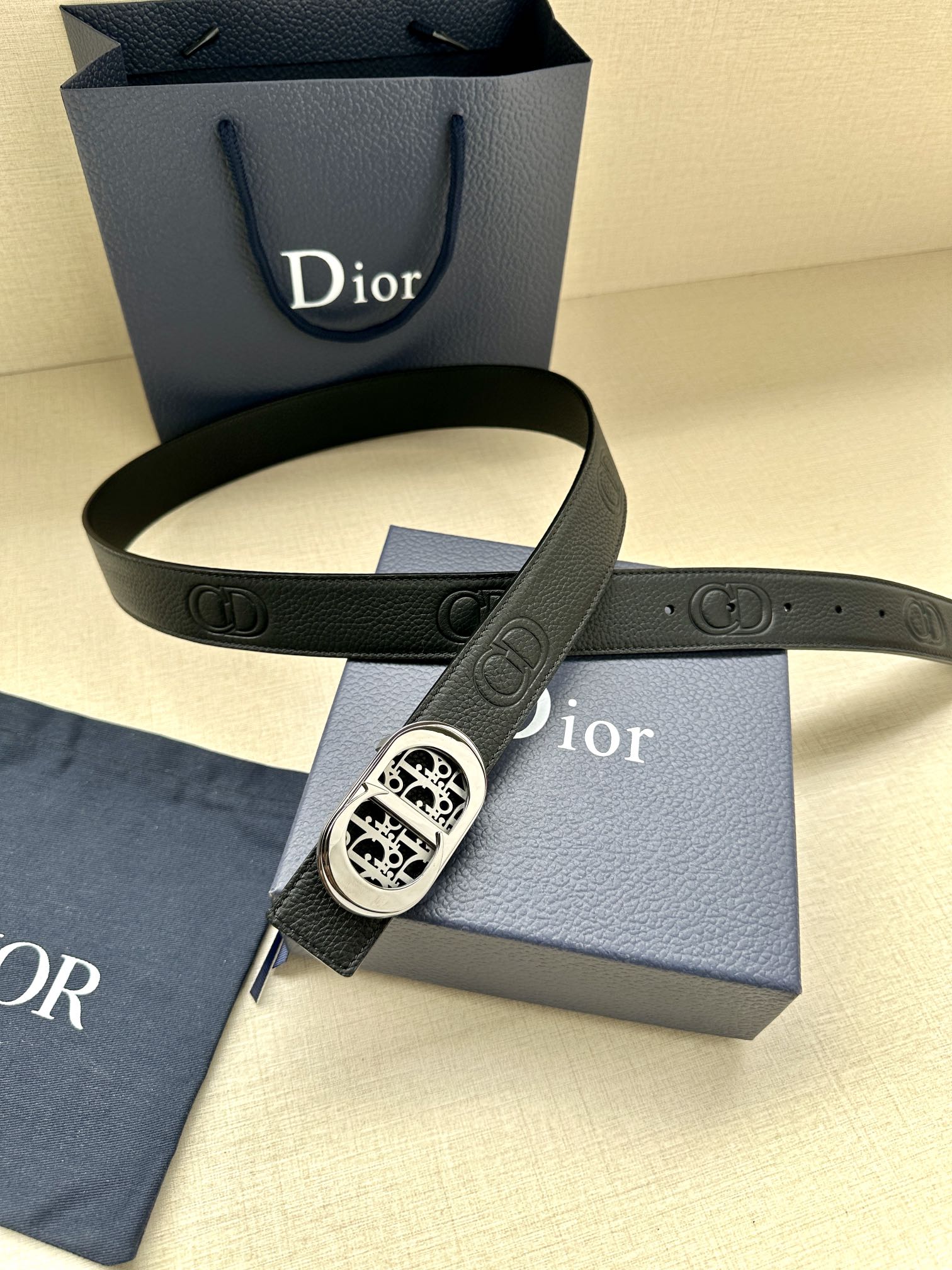 Dior这款35毫米双面腰带结合典雅气质与摩登风范一面则采用迪奥灰粒面牛皮革另一面则采用同色调压花CDI