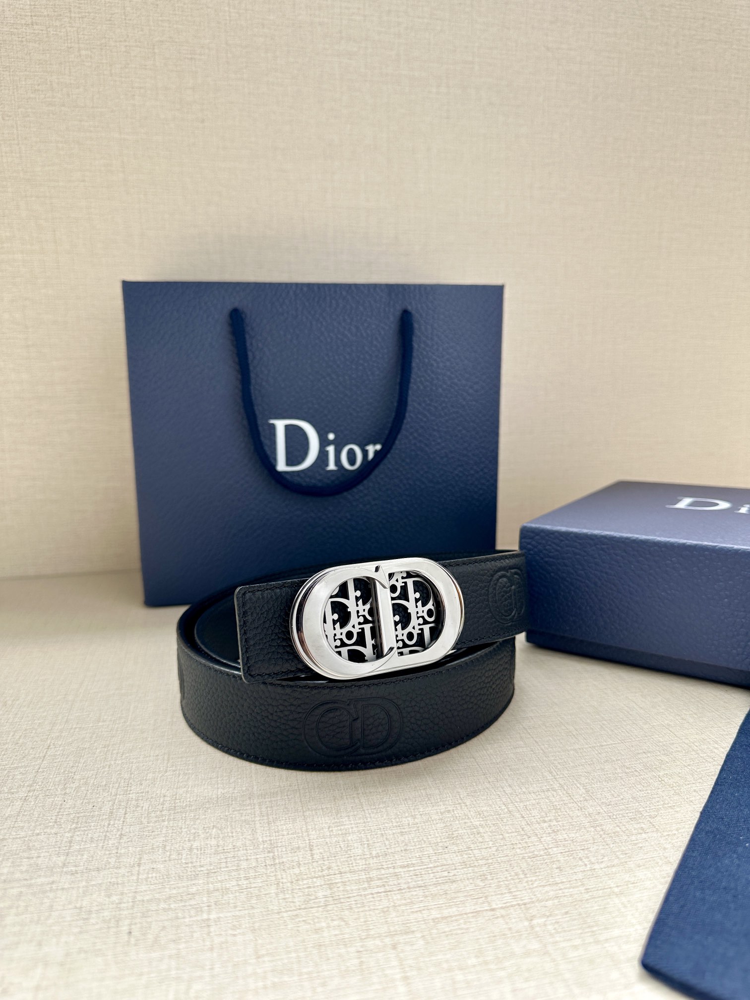 Dior这款35毫米双面腰带结合典雅气质与摩登风范一面则采用迪奥灰粒面牛皮革另一面则采用同色调压花CDI