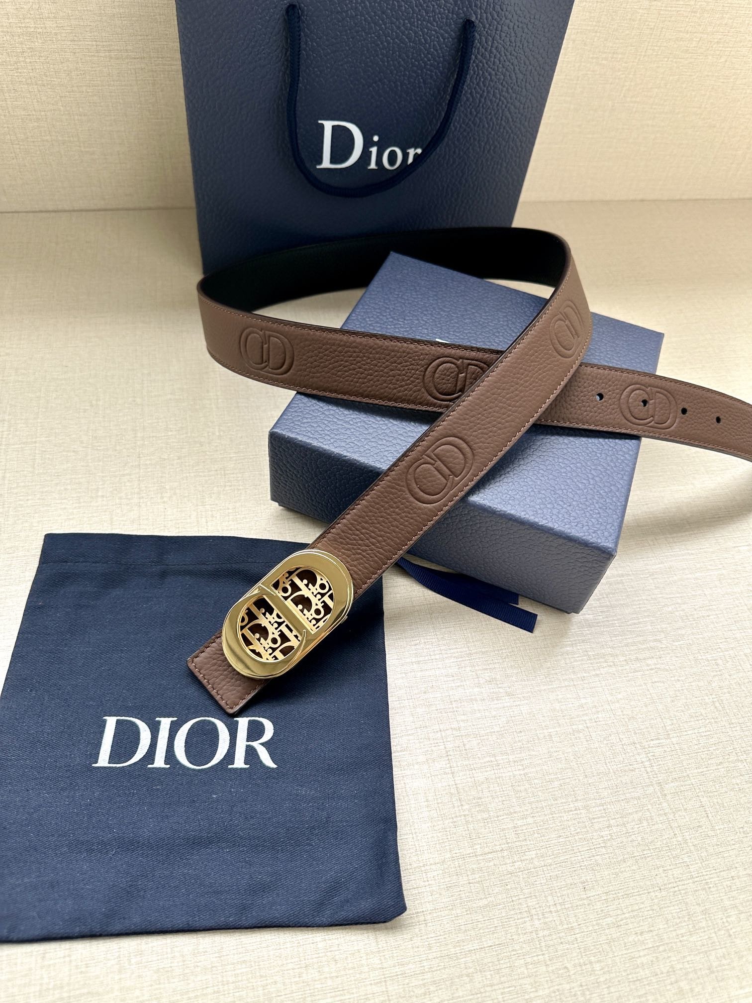 Dior这款35毫米双面腰带结合典雅气质与摩登风范一面则采用迪奥灰粒面牛皮革另一面则采用同色调压花CDI